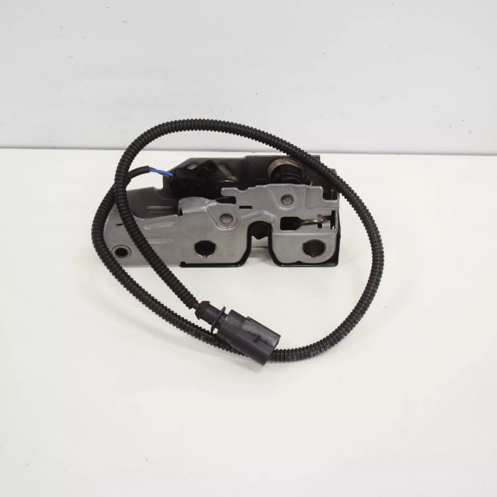 NEW VW TIGUAN 5N MK1 FRONT HOOD LOCK LOWER PART 5N0823509C ORIGINAL