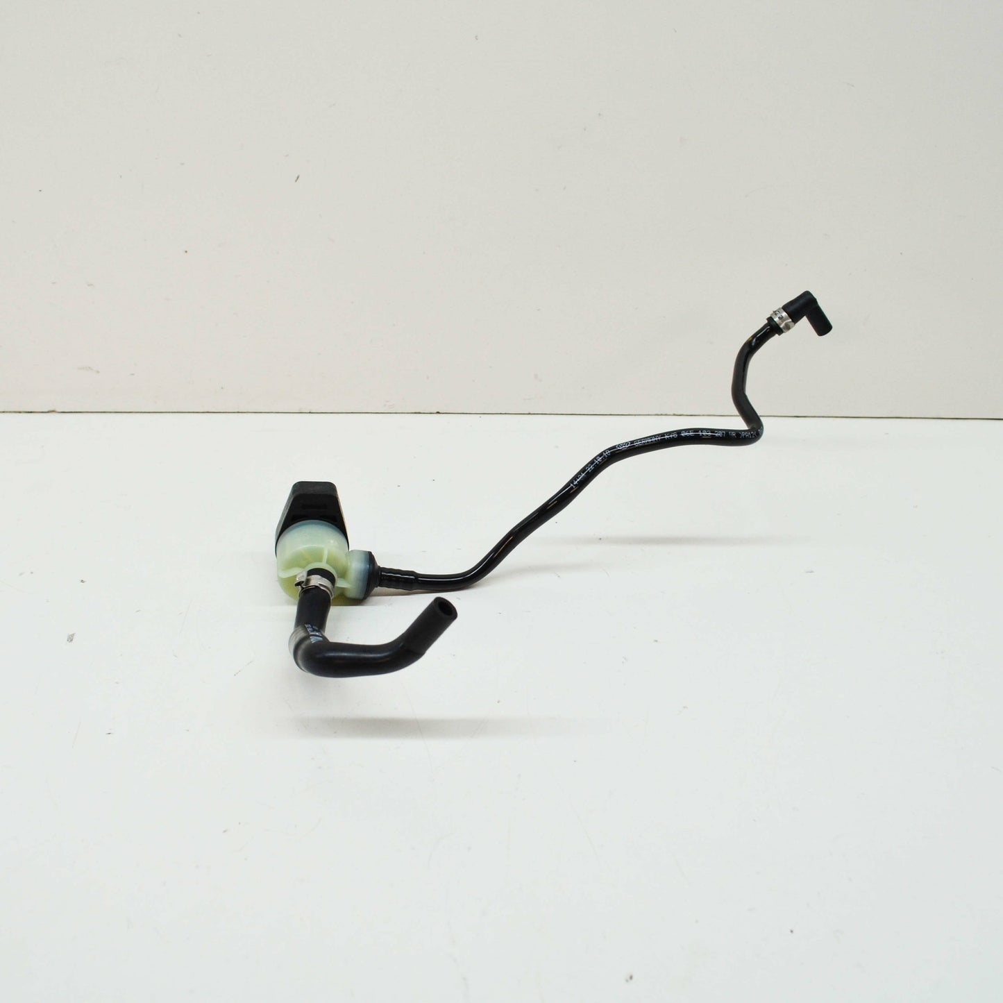 NEW AUDI A4 AVANT B7 ENGINE BREATHER HOSE 06E103207AR ORIGINAL