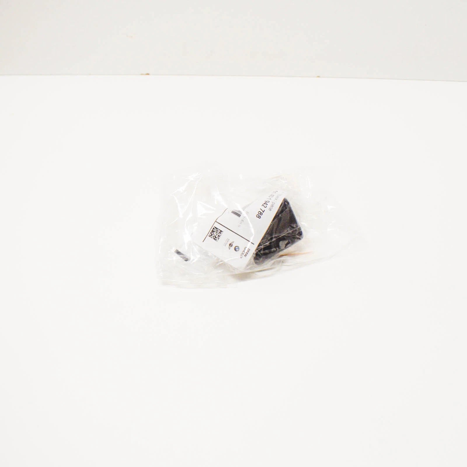 NEW BMW 3 E30 CONVERTIBLE HARDTOP RIGHT COVERING 51431942788 1942788 ORIGINAL