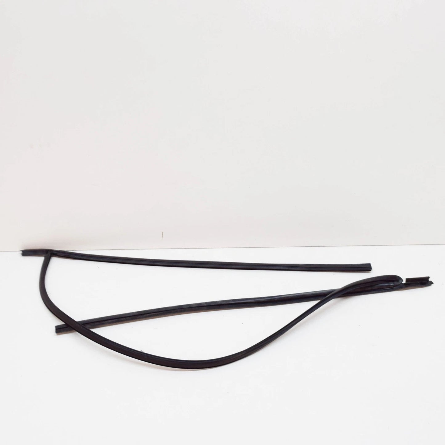 NEW BMW 8 E31 WINDSCREEN WEATHERSTRIP 51318108043 8108043 ORIGINAL