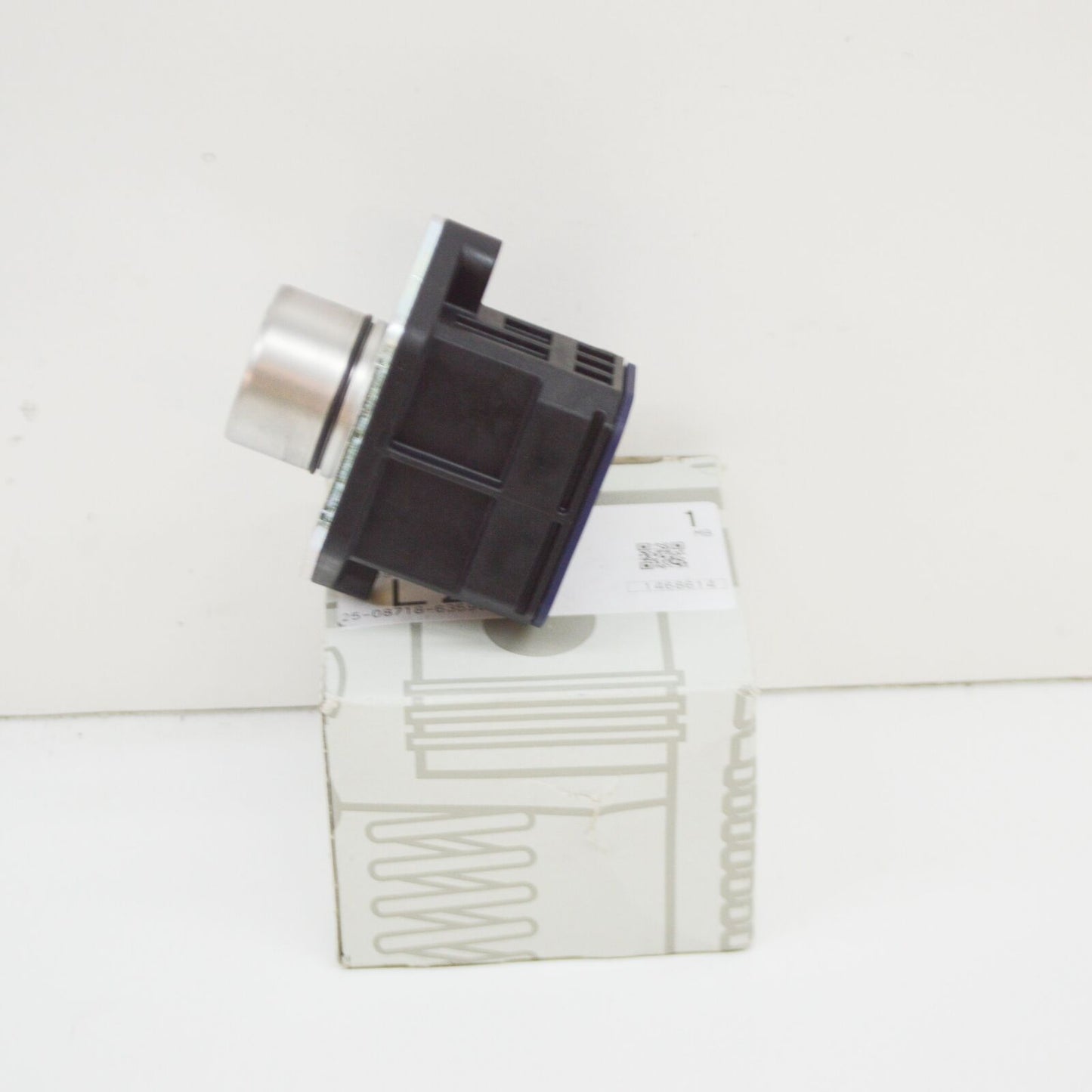 NEW MERCEDES-BENZ GLA X156 ENGINE SOLENOID VALVE A2709820000 ORIGINAL