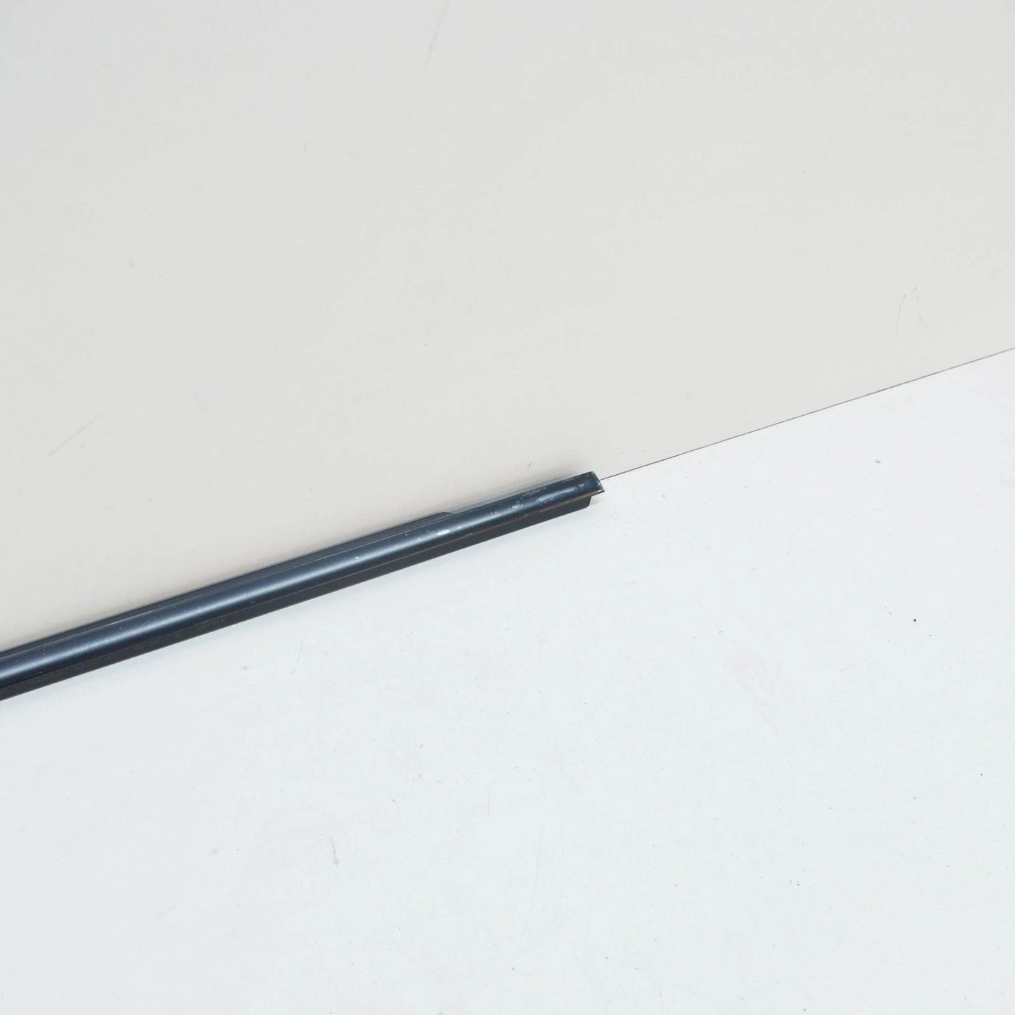 NEW BMW 3 E90 REAR RIGHT DOOR WINDOW OUTER WELL STRIP 51357220190 ORIGINAL