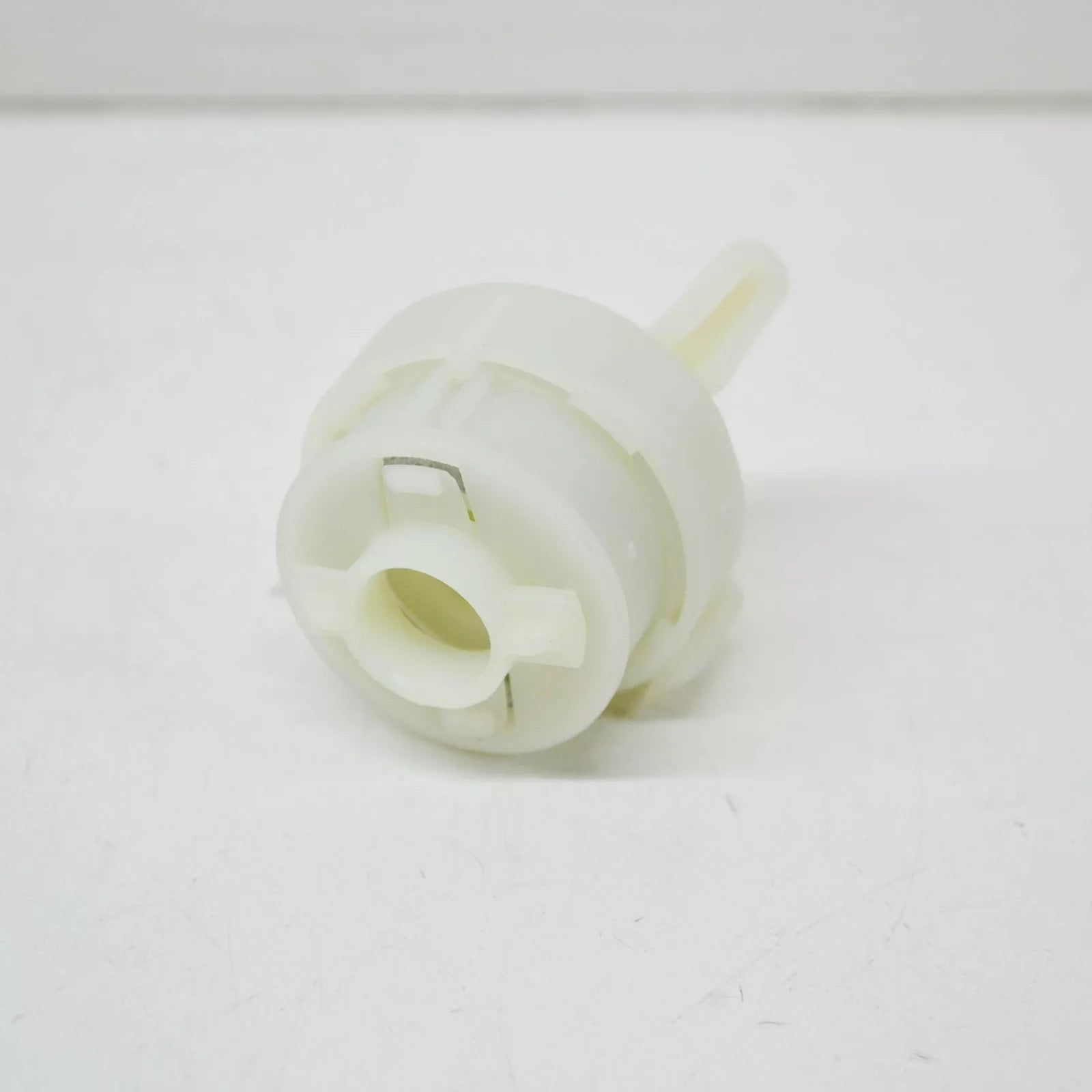 NEW VW TOURAN 5T MK2 REAR OUTER TAIL LIGHT SECURING ELEMENT 5TA945300