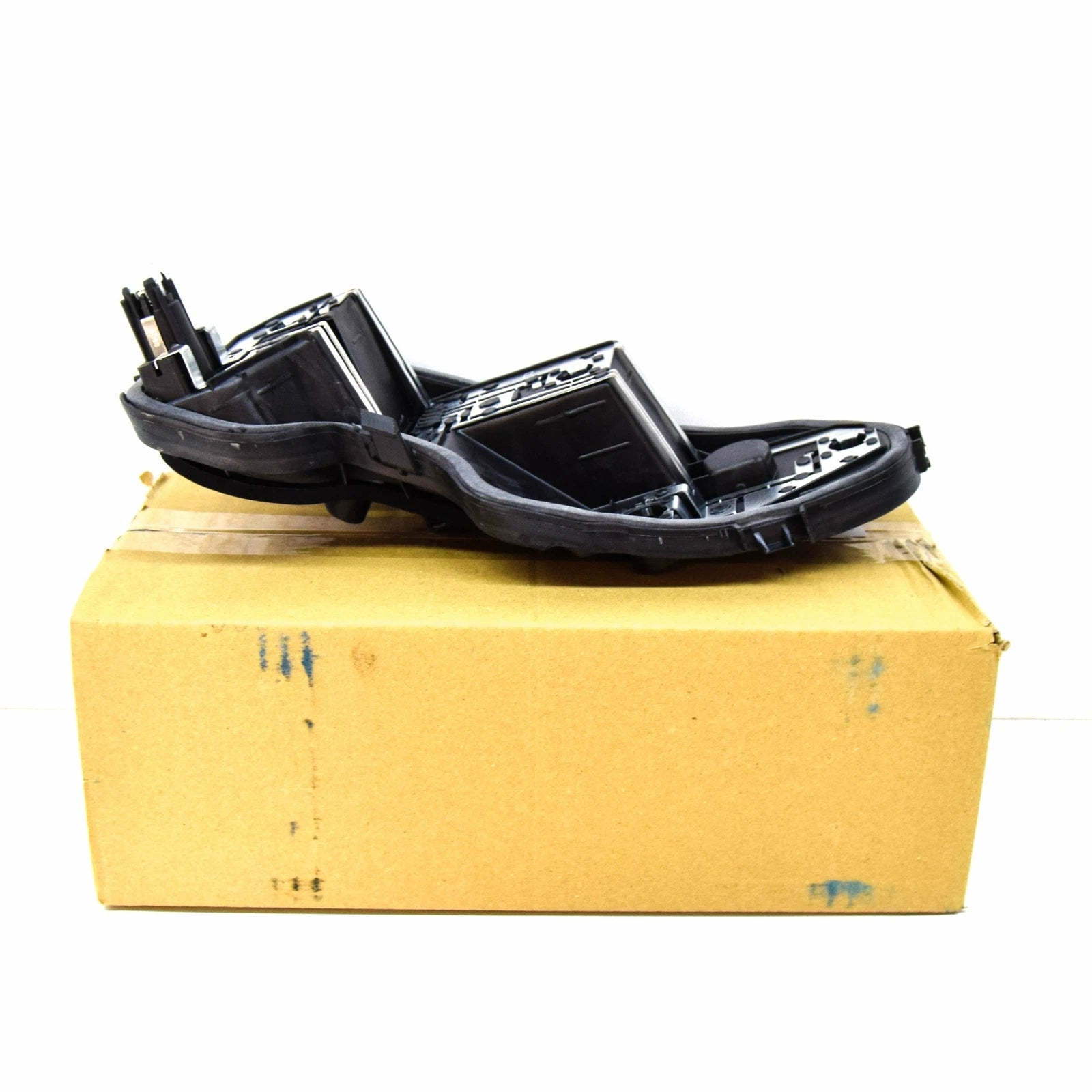 NEW VOLKSWAGEN SCIROCCO REAR RIGHT HEADLIGHT BULB CARRIER 1K8945258C