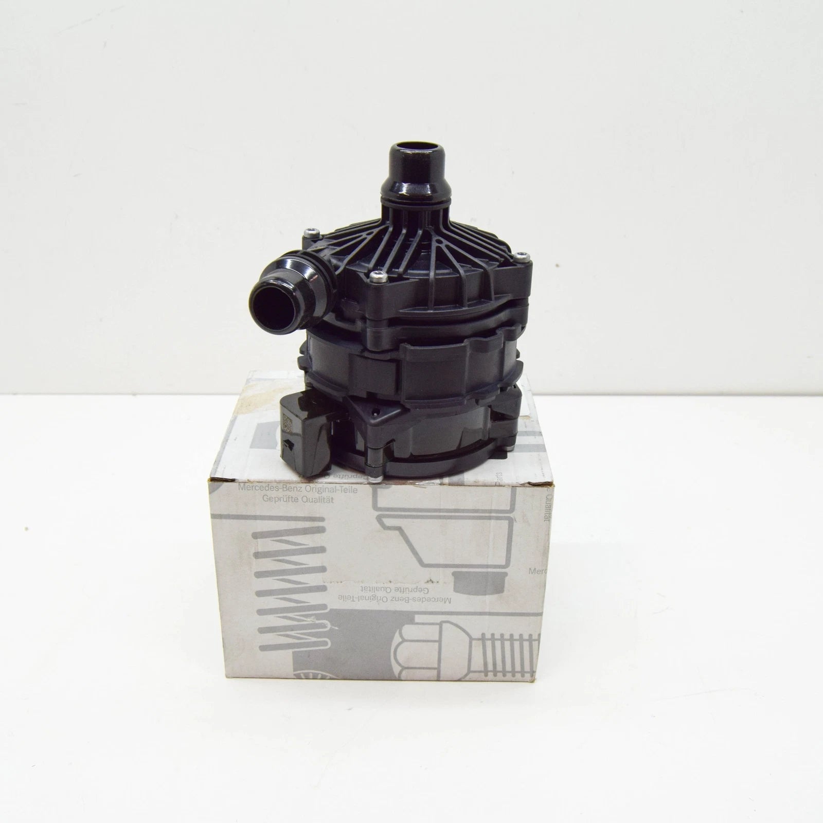 NEW MERCEDES-BENZ EQE V295 AUXILIARY WATER PUMP A0005004900 ORIGINAL
