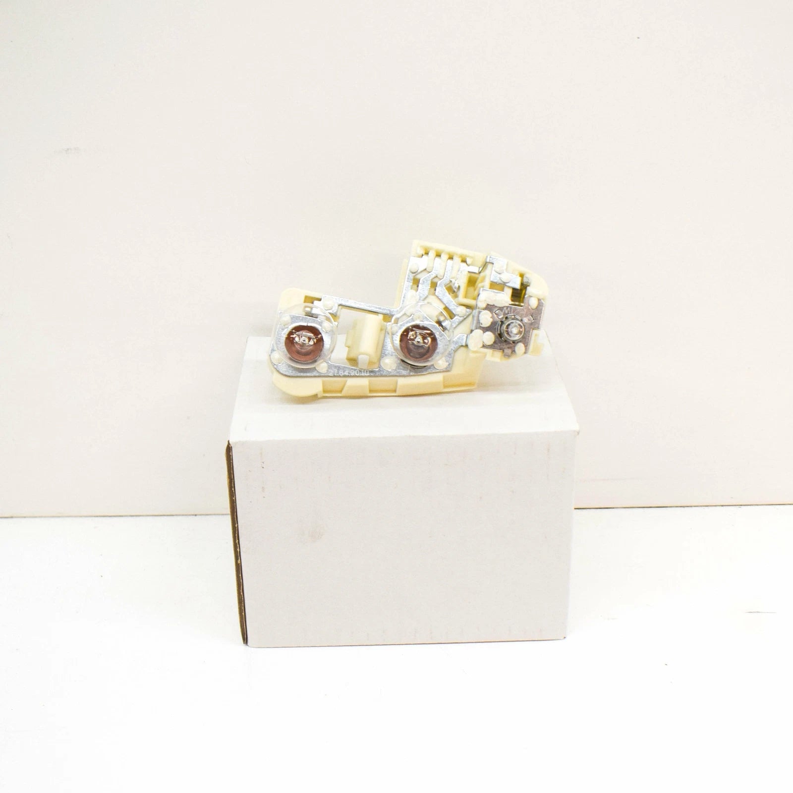 NEW BMW 3 E90 REAR LEFT INNER TAILLIGHT BULB SOCKET 63217183841 ORIGINAL