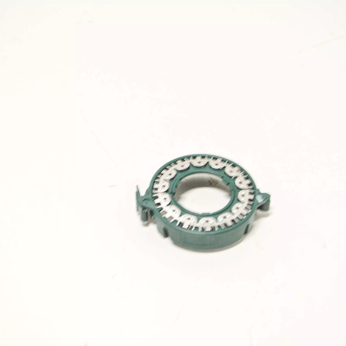 NEW AUDI A3 8V HEADLIGHT RETAINING RING 8P0941621