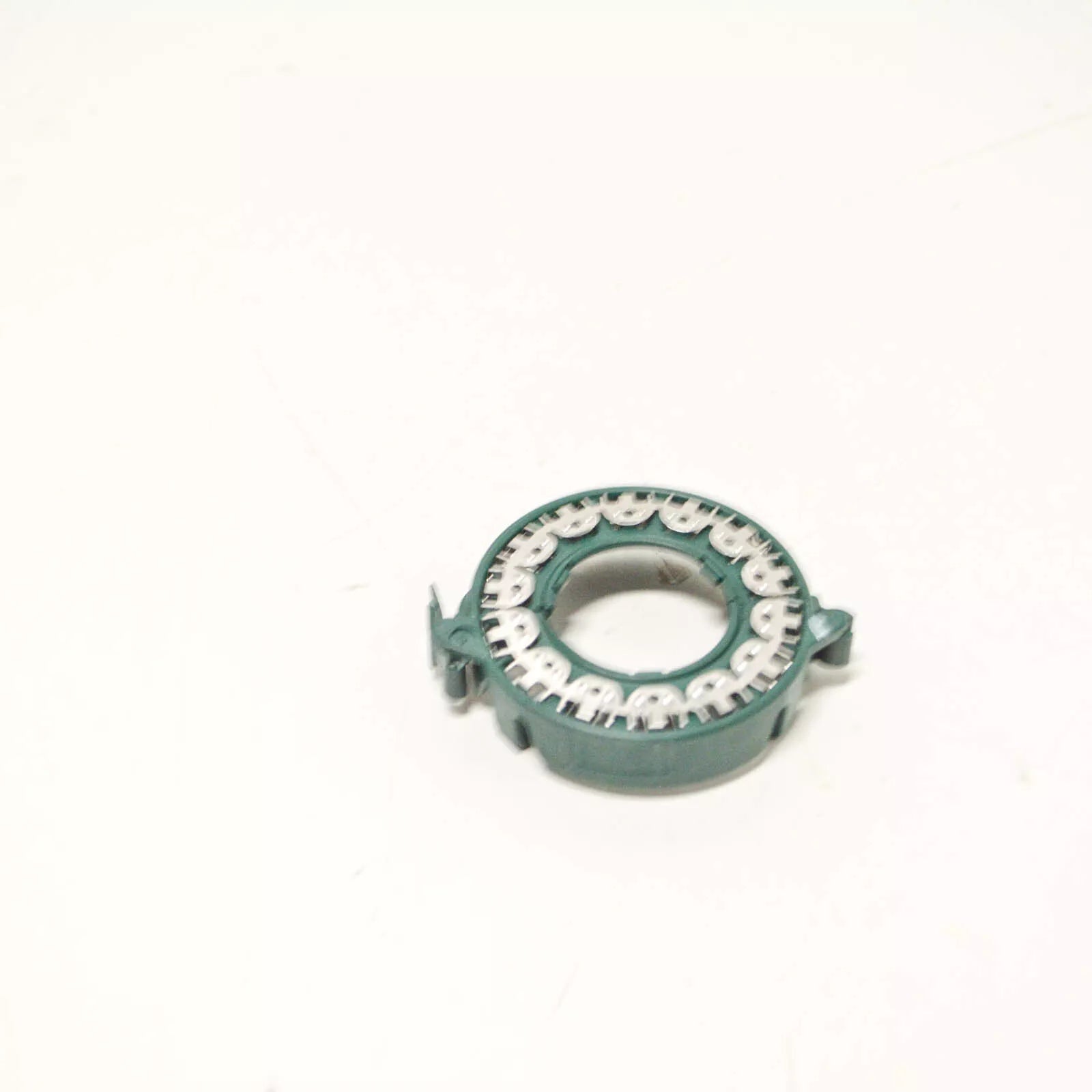 NEW AUDI A3 8V HEADLIGHT RETAINING RING 8P0941621