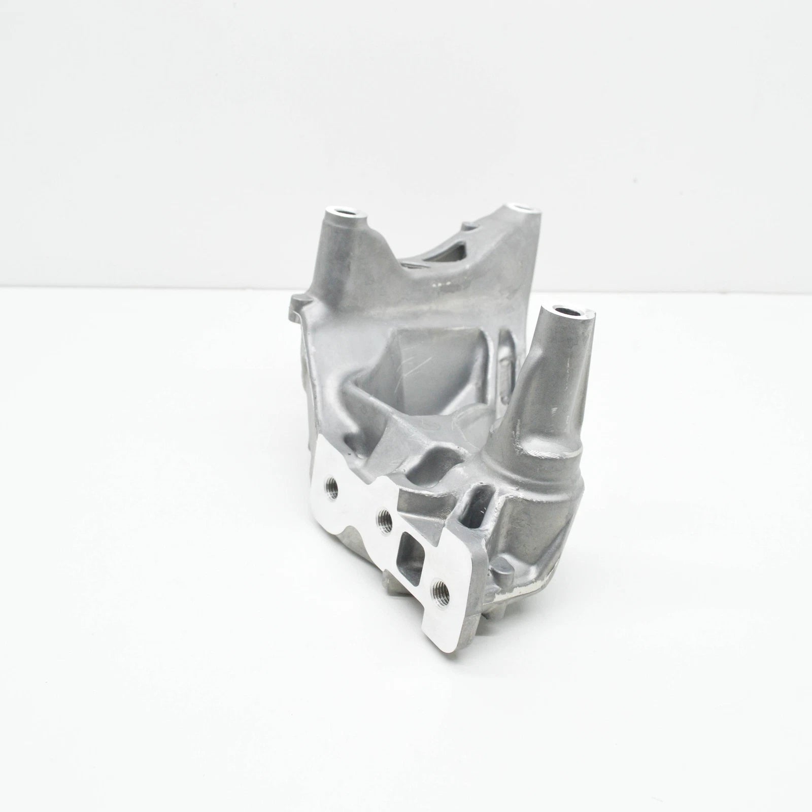 NEW VOLKSWAGEN CRAFTER FURGON SY ENGINE BRACKET RIGHT SIDE 04L199207G