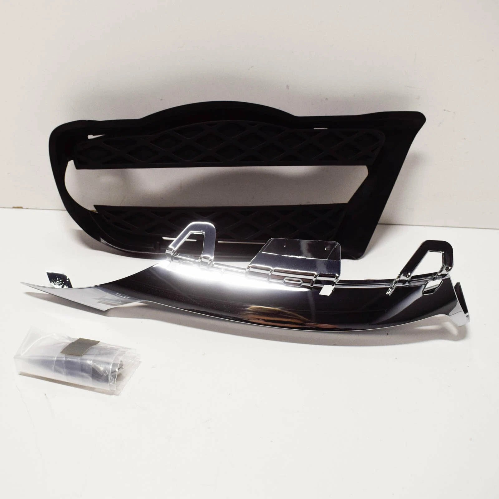 NEW MERCEDES-BENZ C W204 FRONT LEFT BUMPER GRILLE A2048802724 ORIGINAL