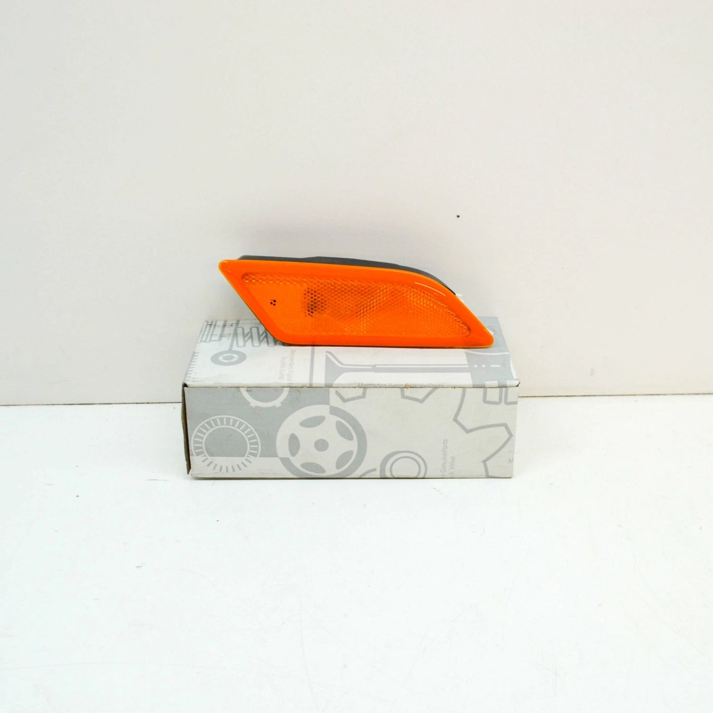 NEW MERCEDES-BENZ C-CLASS W204 FRONT RIGHT TURN SIGNAL A2049067401 ORIGINAL