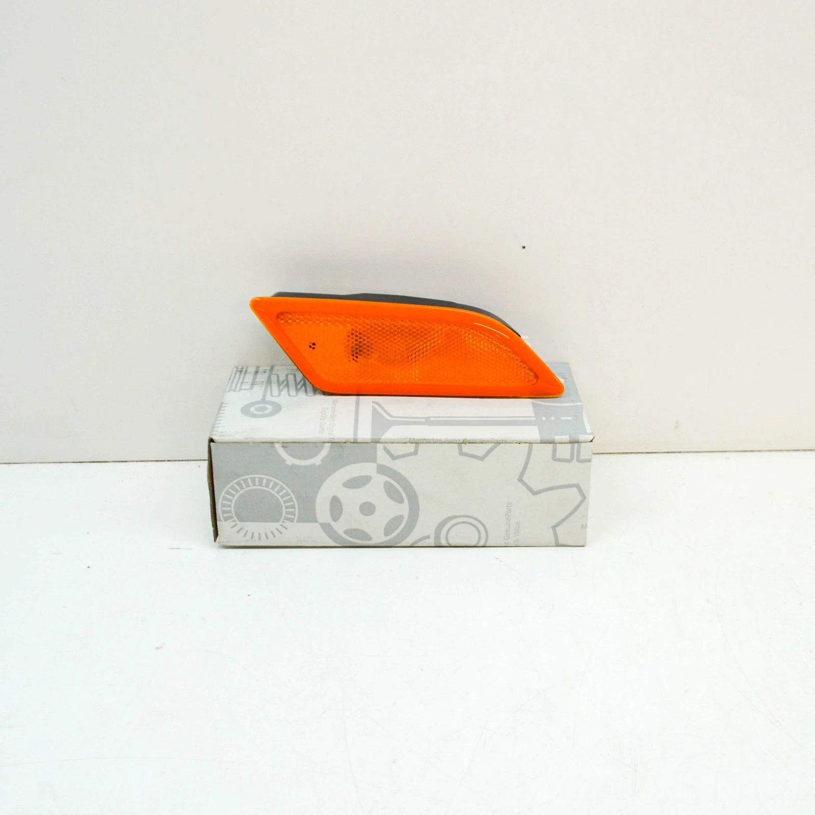NEW MERCEDES-BENZ C-CLASS W204 FRONT RIGHT TURN SIGNAL A2049067401 ORIGINAL