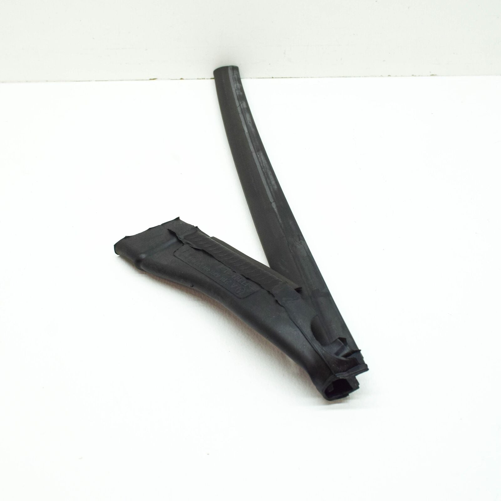 NEW MERCEDES-BENZ CLS C218 LEFT SIDE WHEELHOUSE MEMBER SEAL A2186280098 ORIGINAL