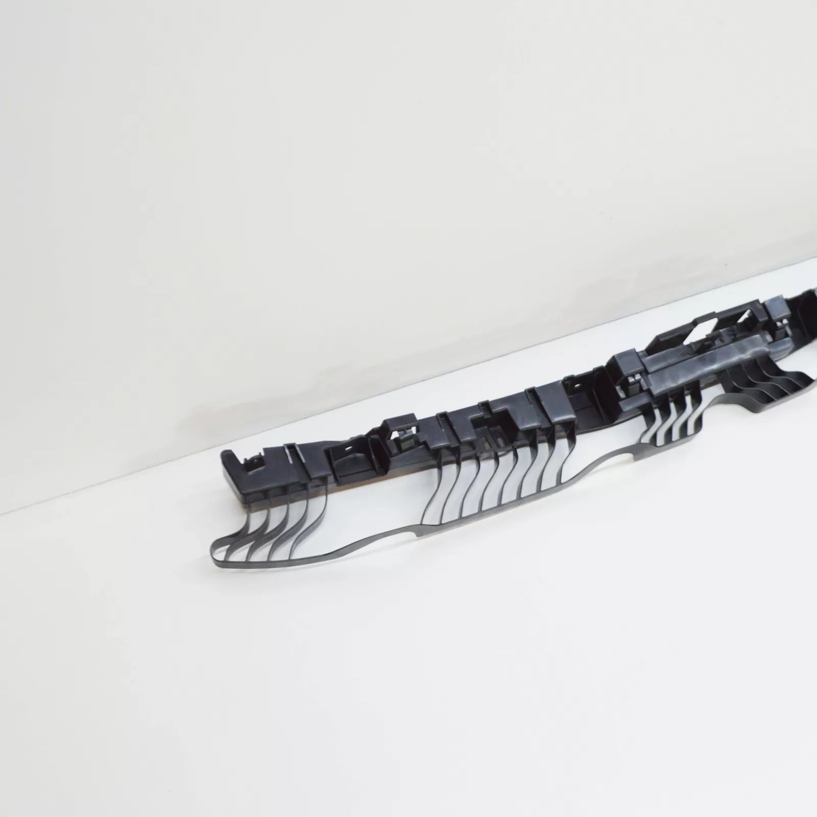 NEW VW JETTA A7 REAR BUMPER CENTRE BRACKET SECURING STRIP 17A807863 ORIGINAL