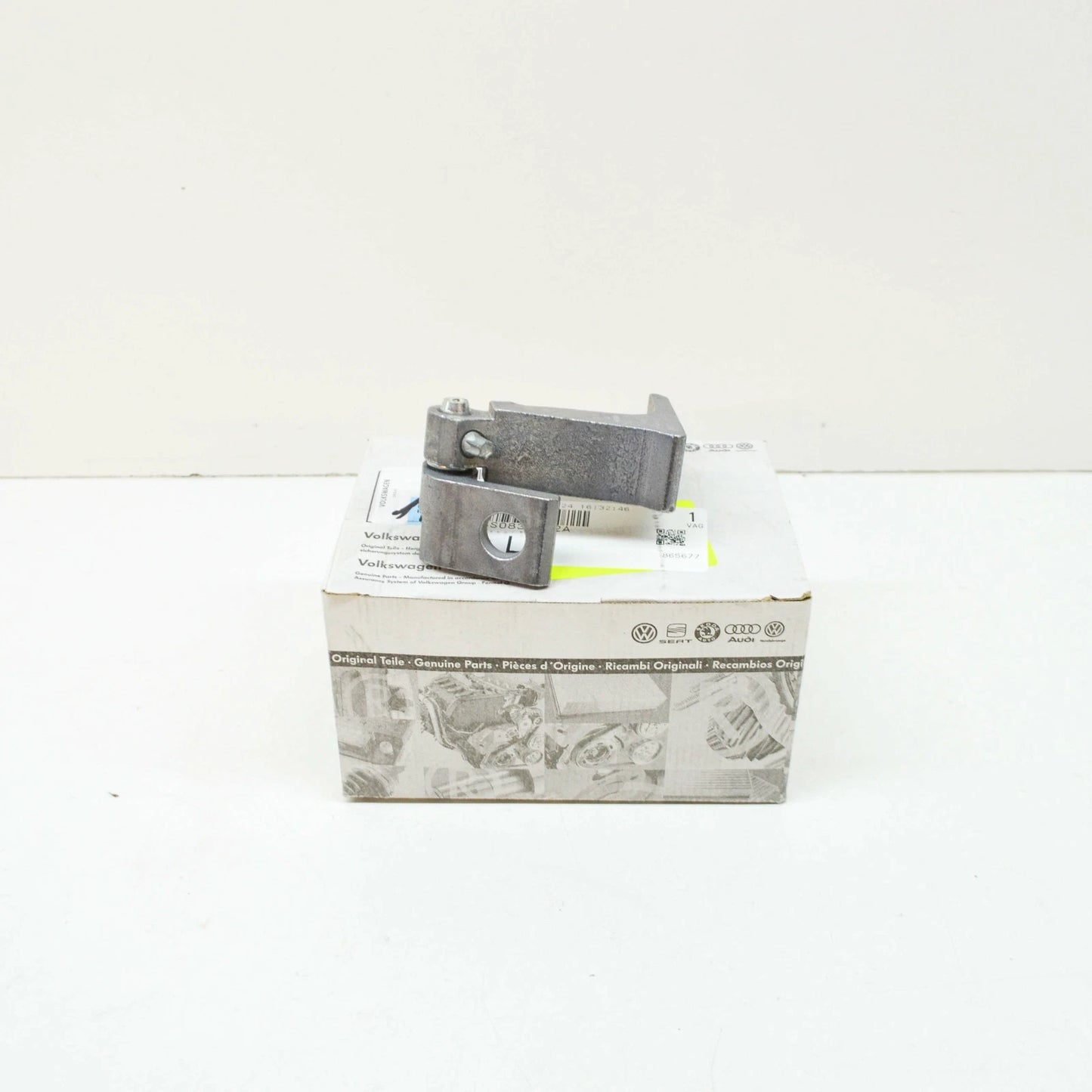 NEW AUDI R8 SPYDER 4S FRONT RIGHT DOOR LOWER HINGE 4S0831402A