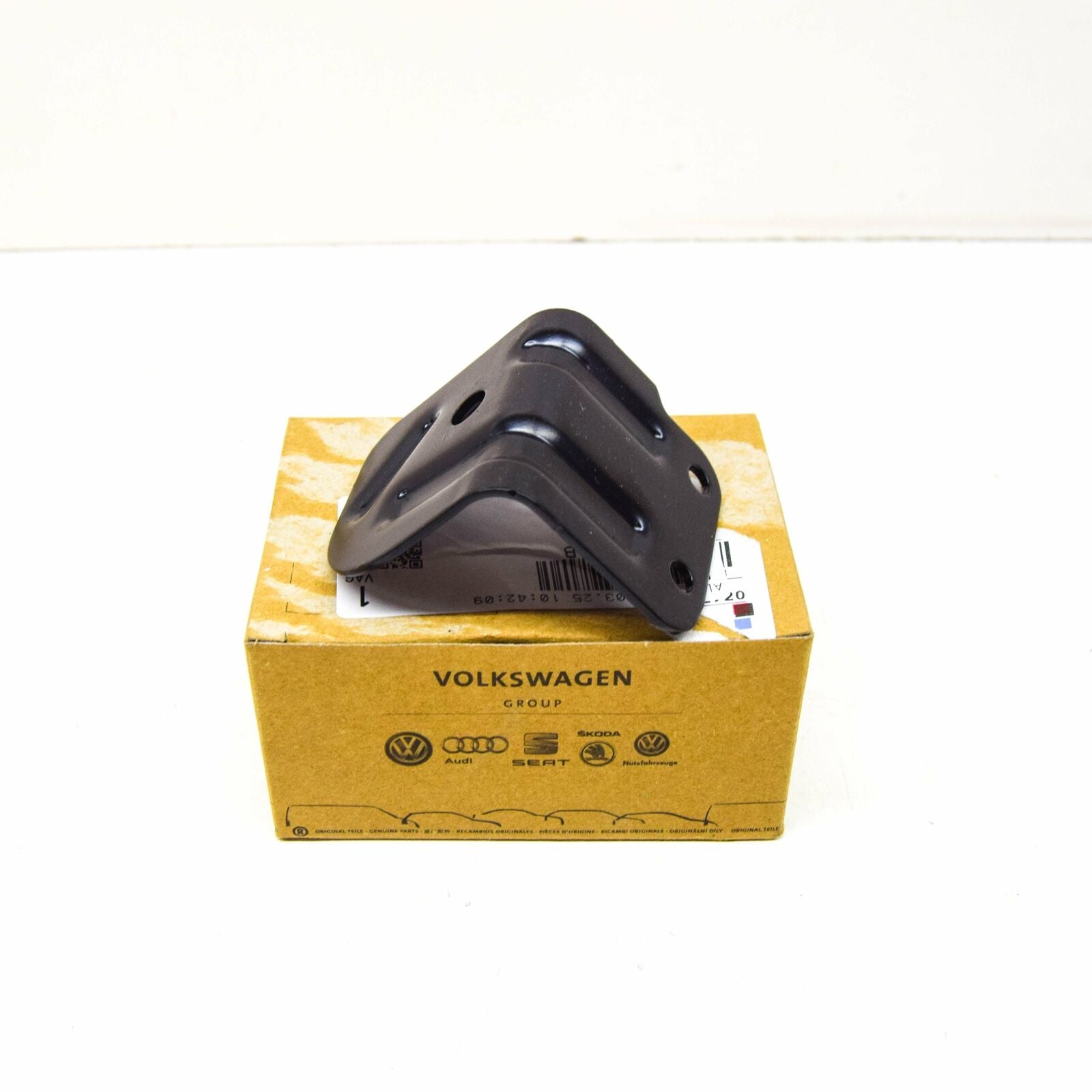 NEW VW TOUAREG CR RIGHT LOCK CARRIER ANGLED BRACKET 4M0802278B ORIGINAL