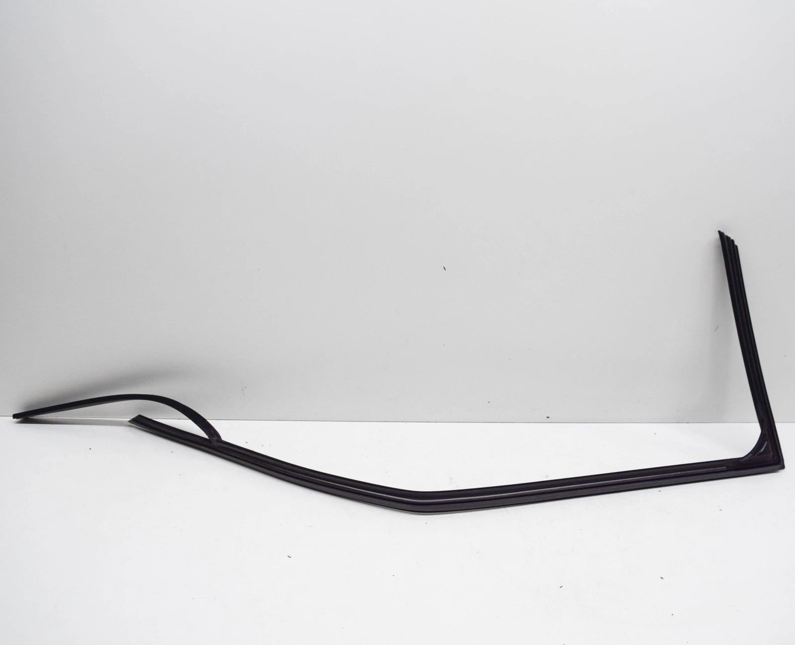 NEW AUDI A3 8P FRONT LEFT DOOR WINDOW GUIDE 8P3837439D ORIGINAL