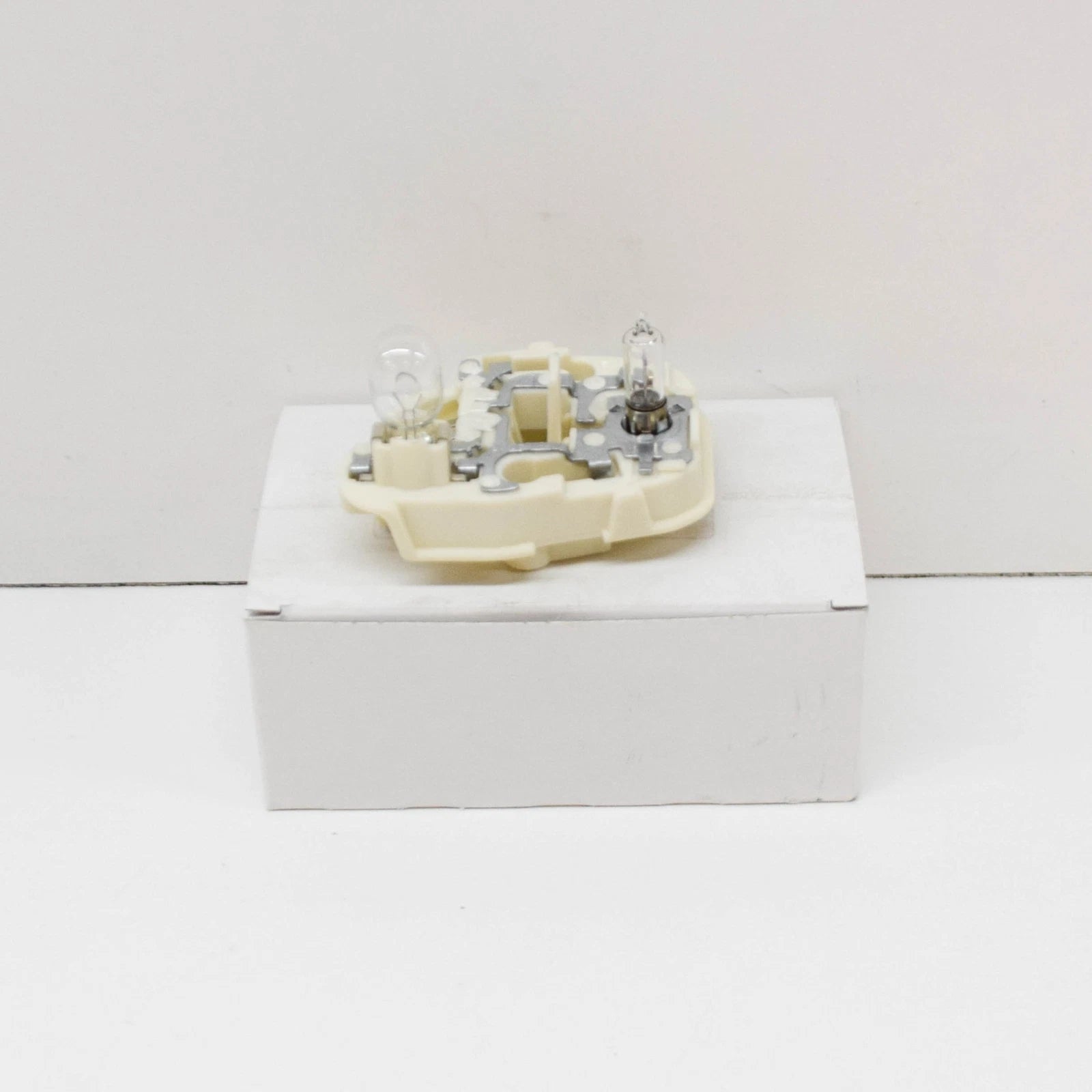 NEW BMW 3 E90 REAR LEFT TAILLIGHT BULB HOLDER 63217211211 7211211 ORIGINAL