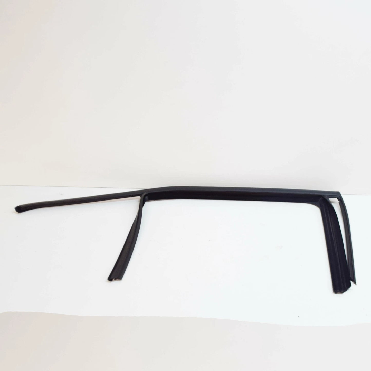 NEW MERCEDES-BENZ E-CLASS W212 REAR RIGHT WINDOW GUIDE A2127351825