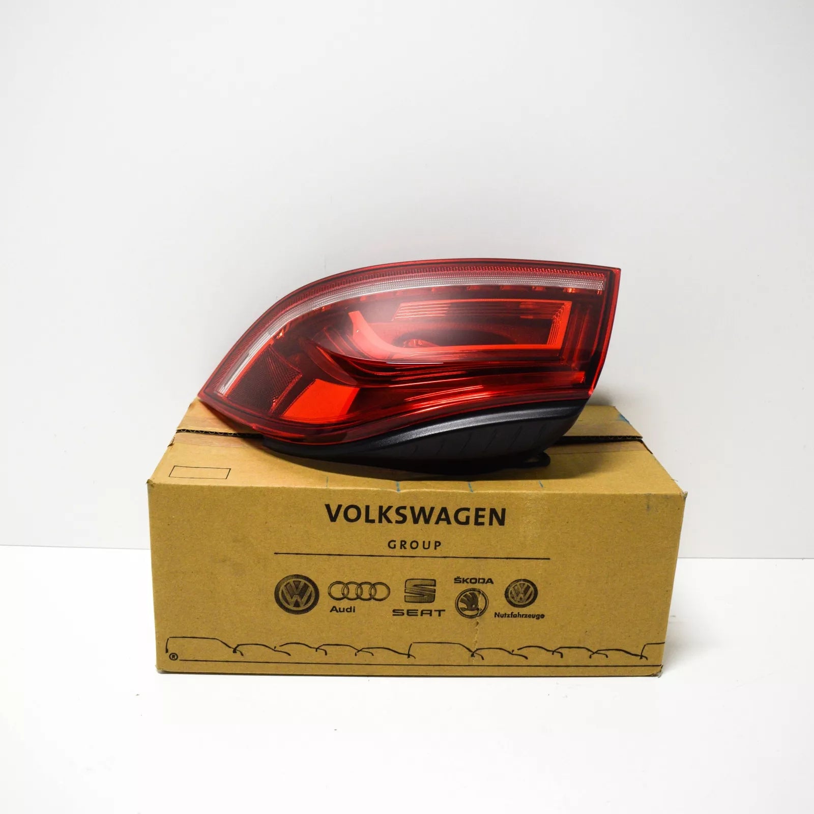 NEW VOLKSWAGEN EOS REAR RIGHT OUTER LED TAIL LIGHT LAMP 1Q0945096AA ORIGINAL
