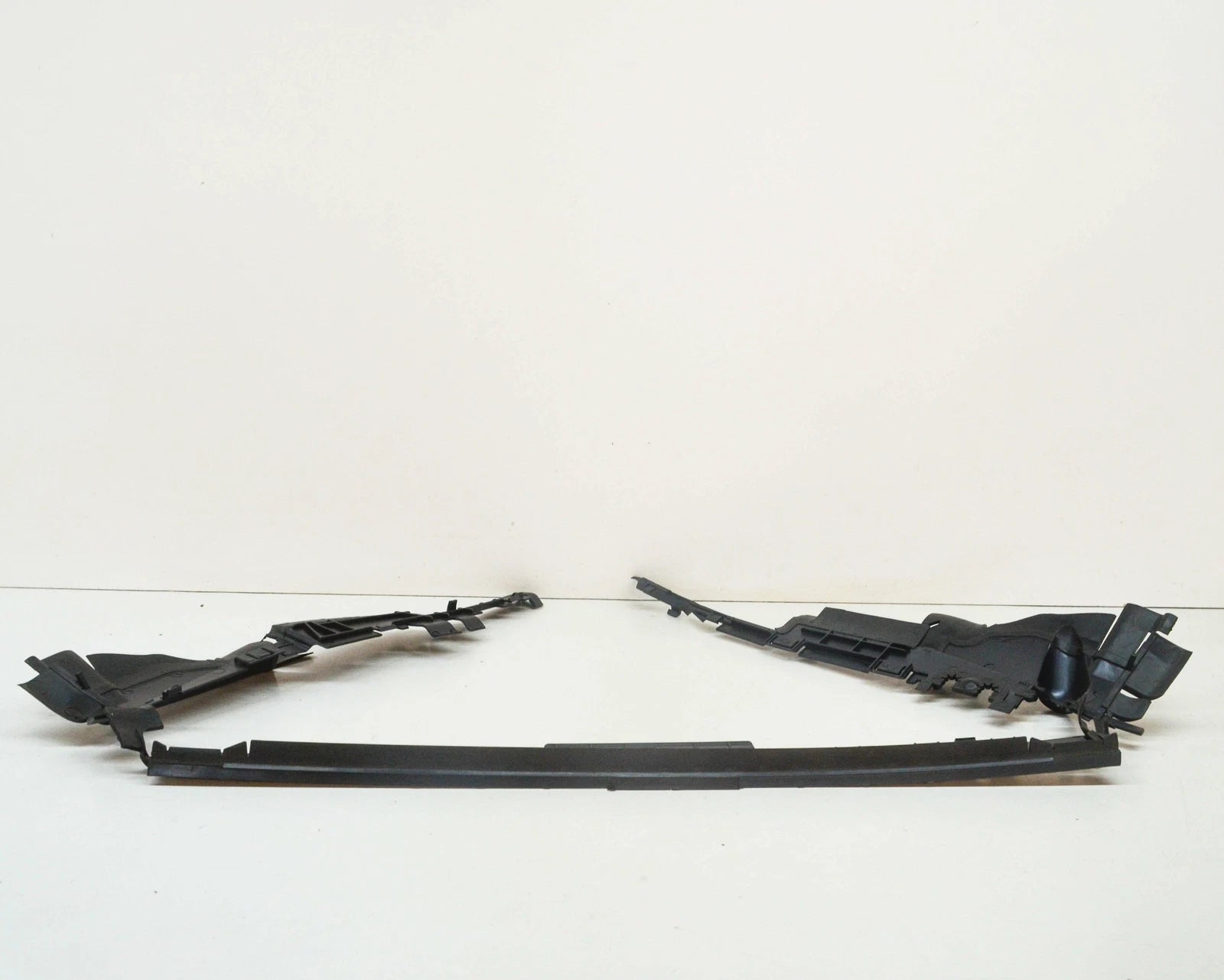 NEW MERCEDES-BENZ C W204 AMG RADIATOR TOP AIR DUCT A2045052230 ORIGINAL