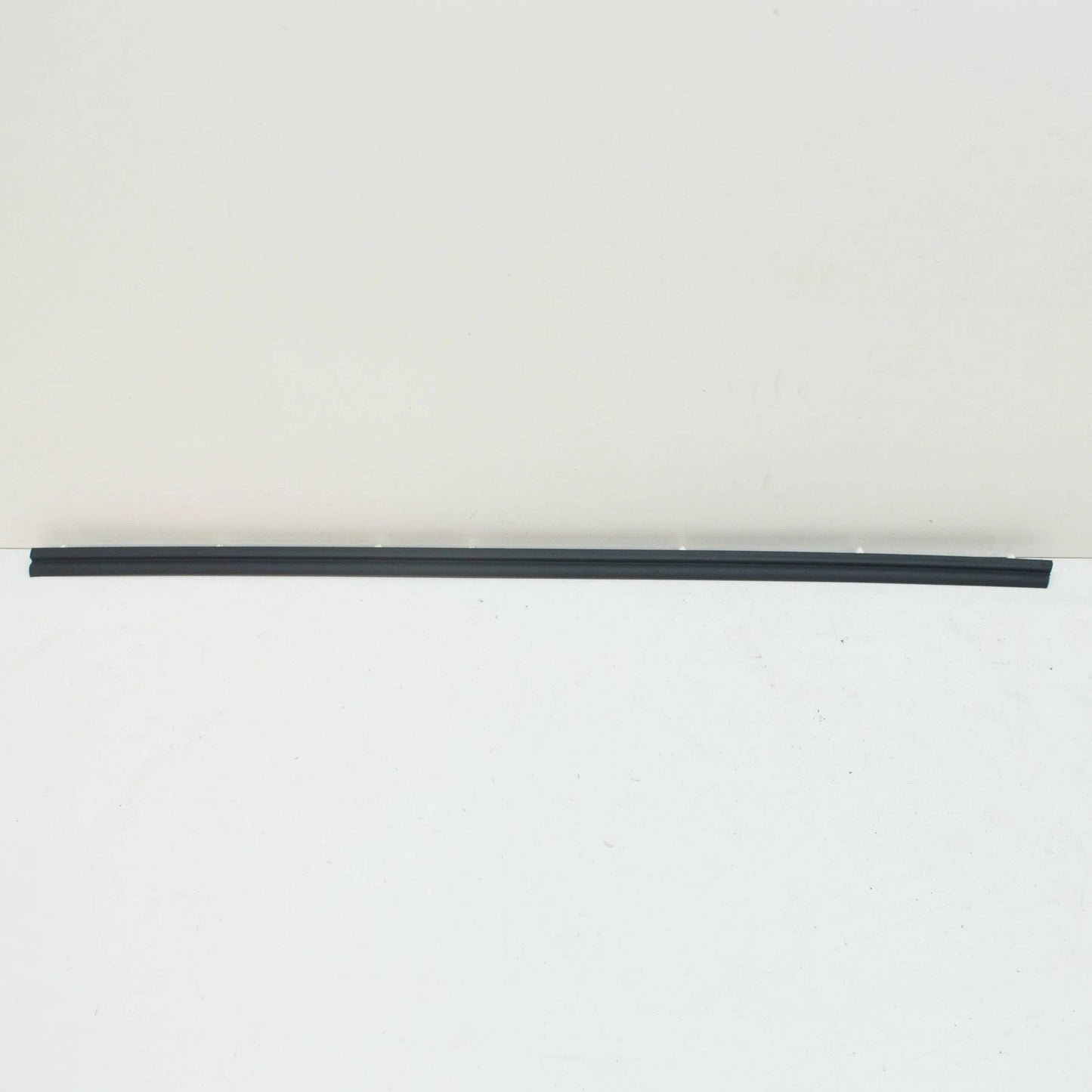 NEW MERCEDES-BENZ E W210 FRONT RIGHT DOOR BOTTOM COVER STRIP A2106907262