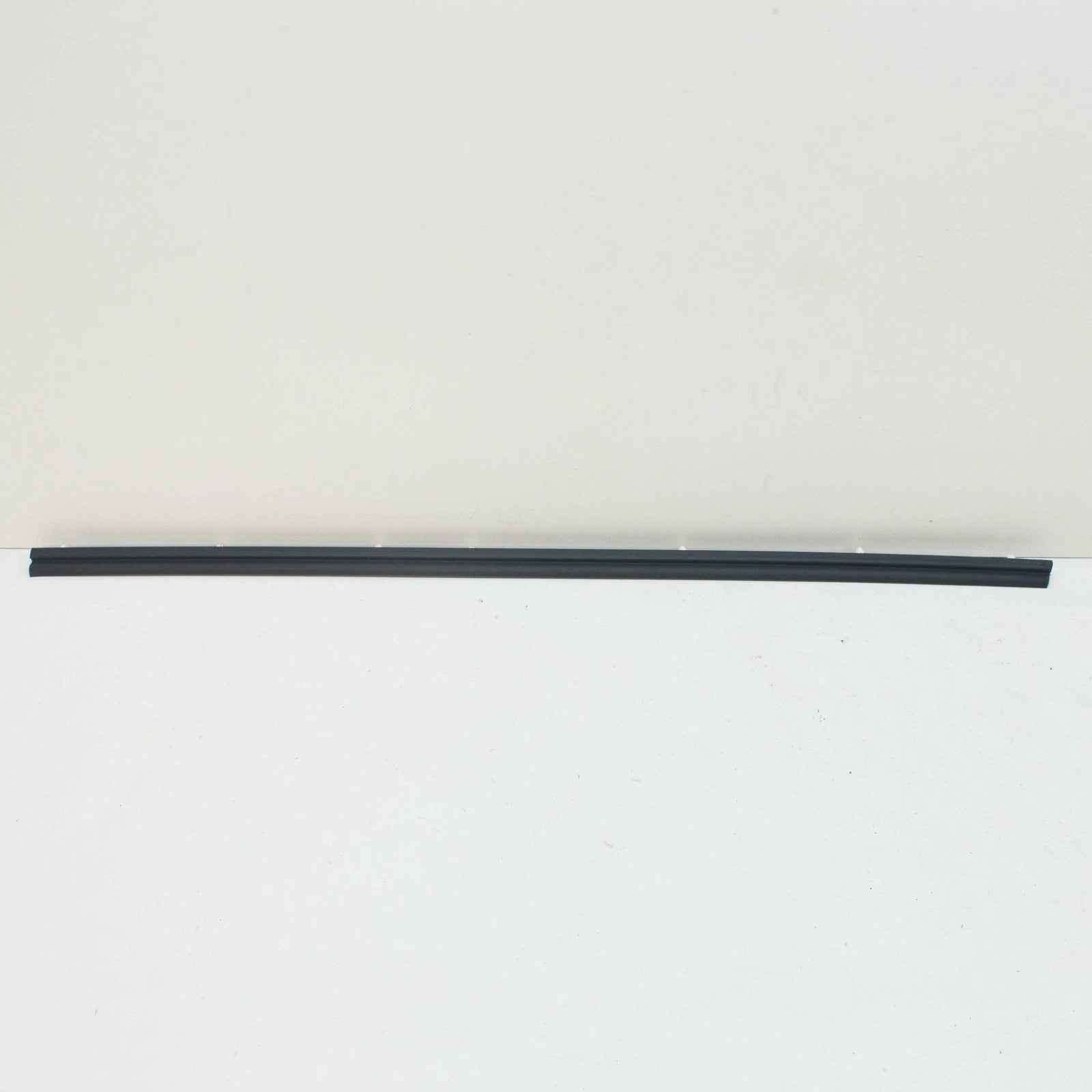 NEW MERCEDES-BENZ E W210 FRONT RIGHT DOOR BOTTOM COVER STRIP A2106907262