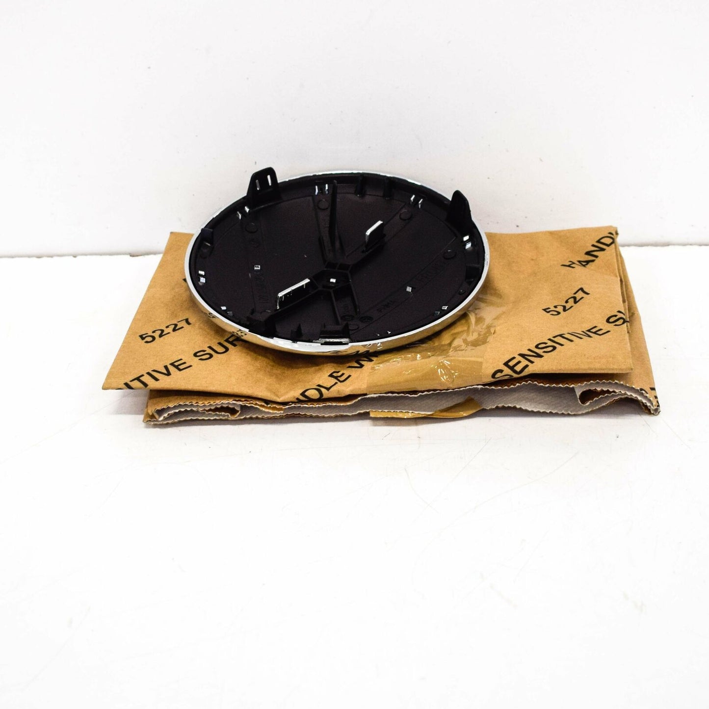 NEW VOLKSWAGEN JETTA A6 5C6 EMBLEM - FRONT BADGE CHROME 3G0853601BDPJ ORIGINAL