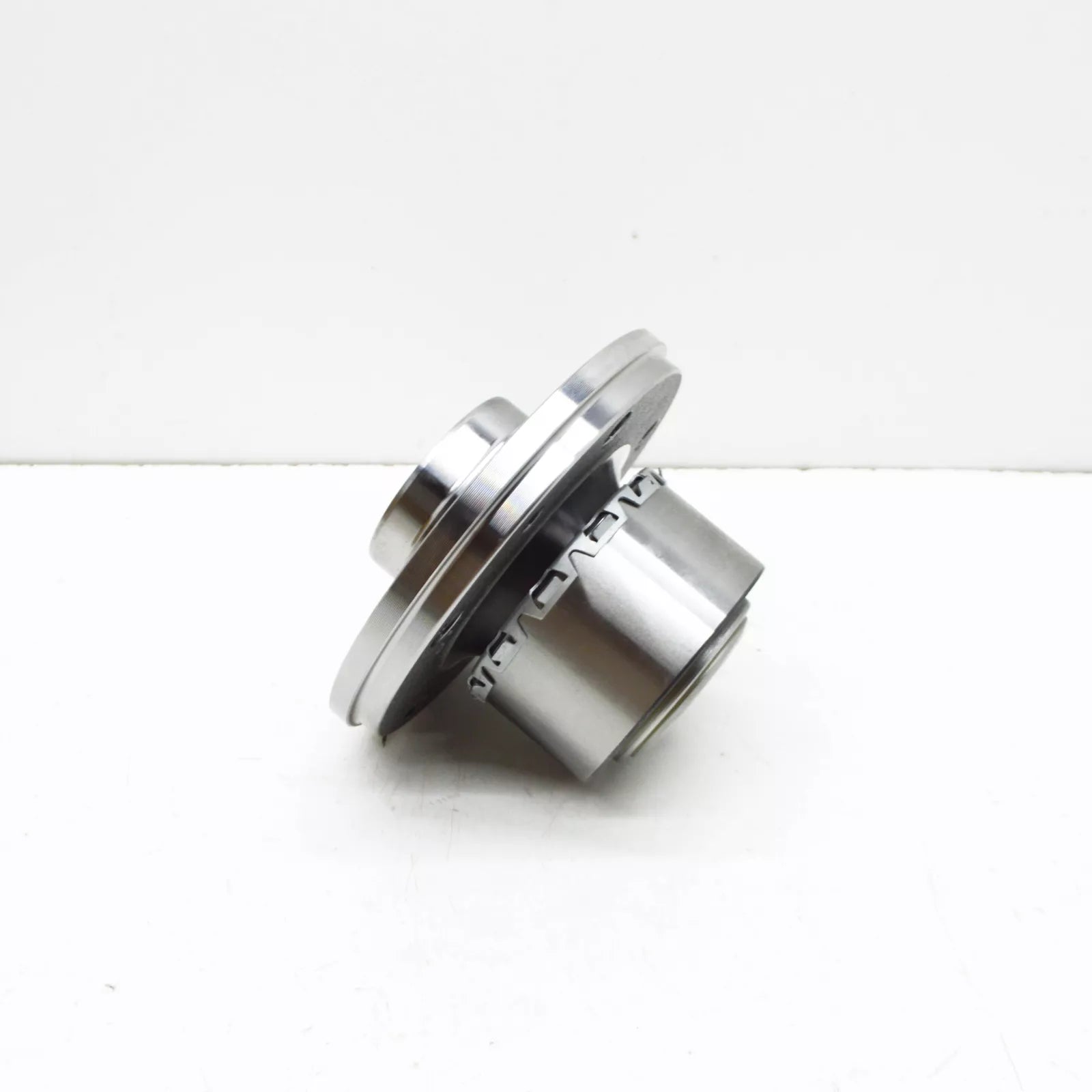 NEW VW TRANSPORTER T5 REAR WHEEL HUB WITH BEARING 7H0401611H ORIGINAL