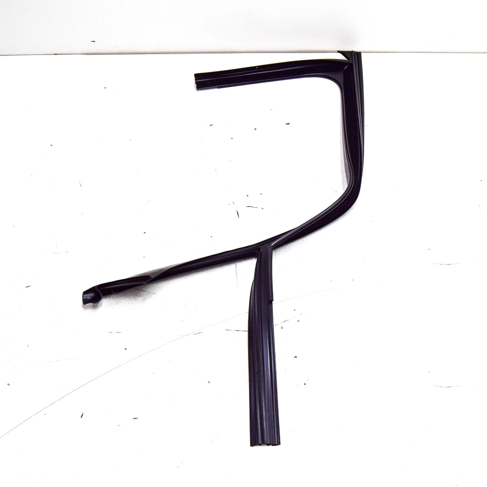 NEW MERCEDES-BENZ C W205 FRONT RIGHT DOOR WINDOW SEAL A2057256600 ORIGINAL