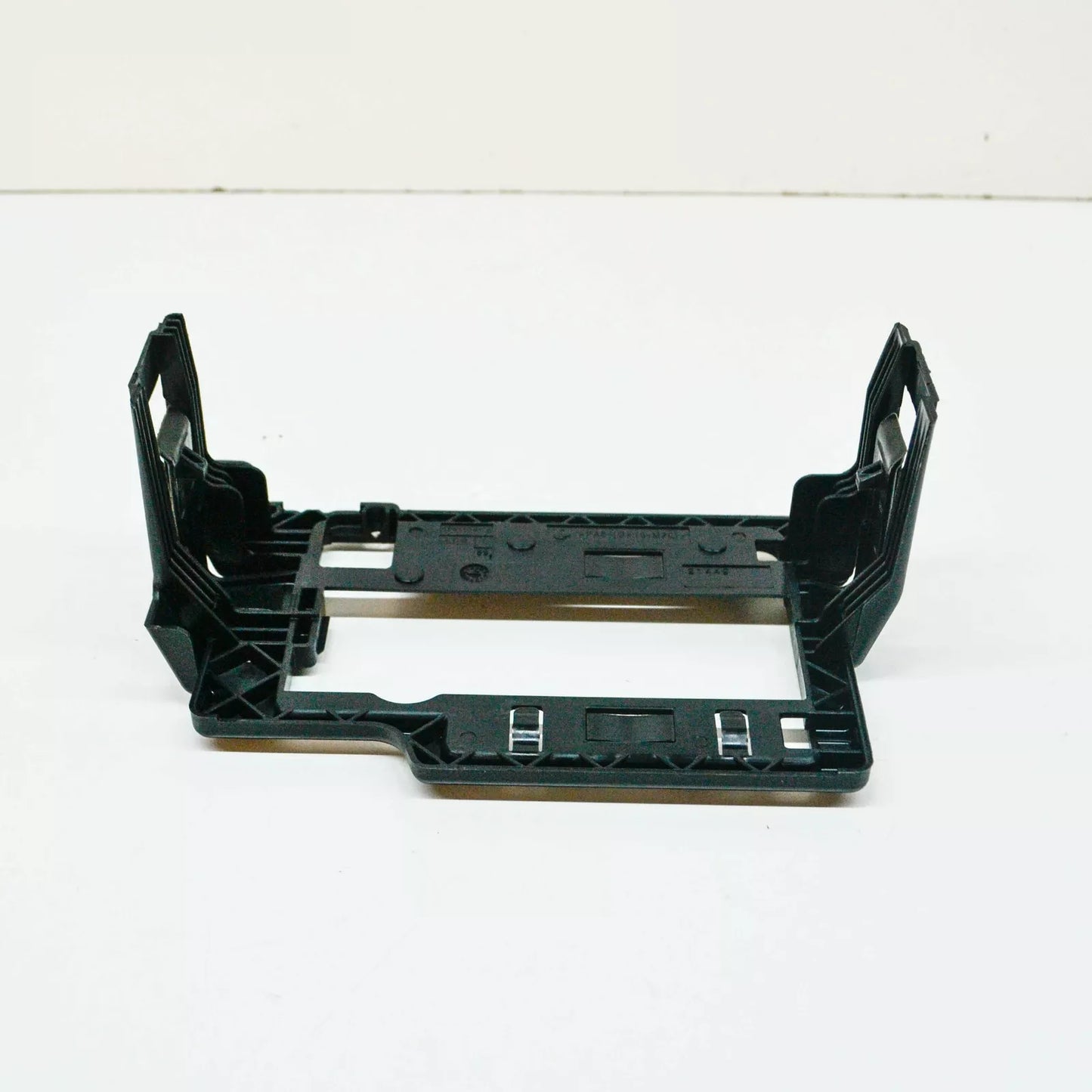 NEW VOLKSWAGEN CA1 ATLAS ENGINE BAY FUSE BOX RETAINER 2Q0915345A ORIGINAL