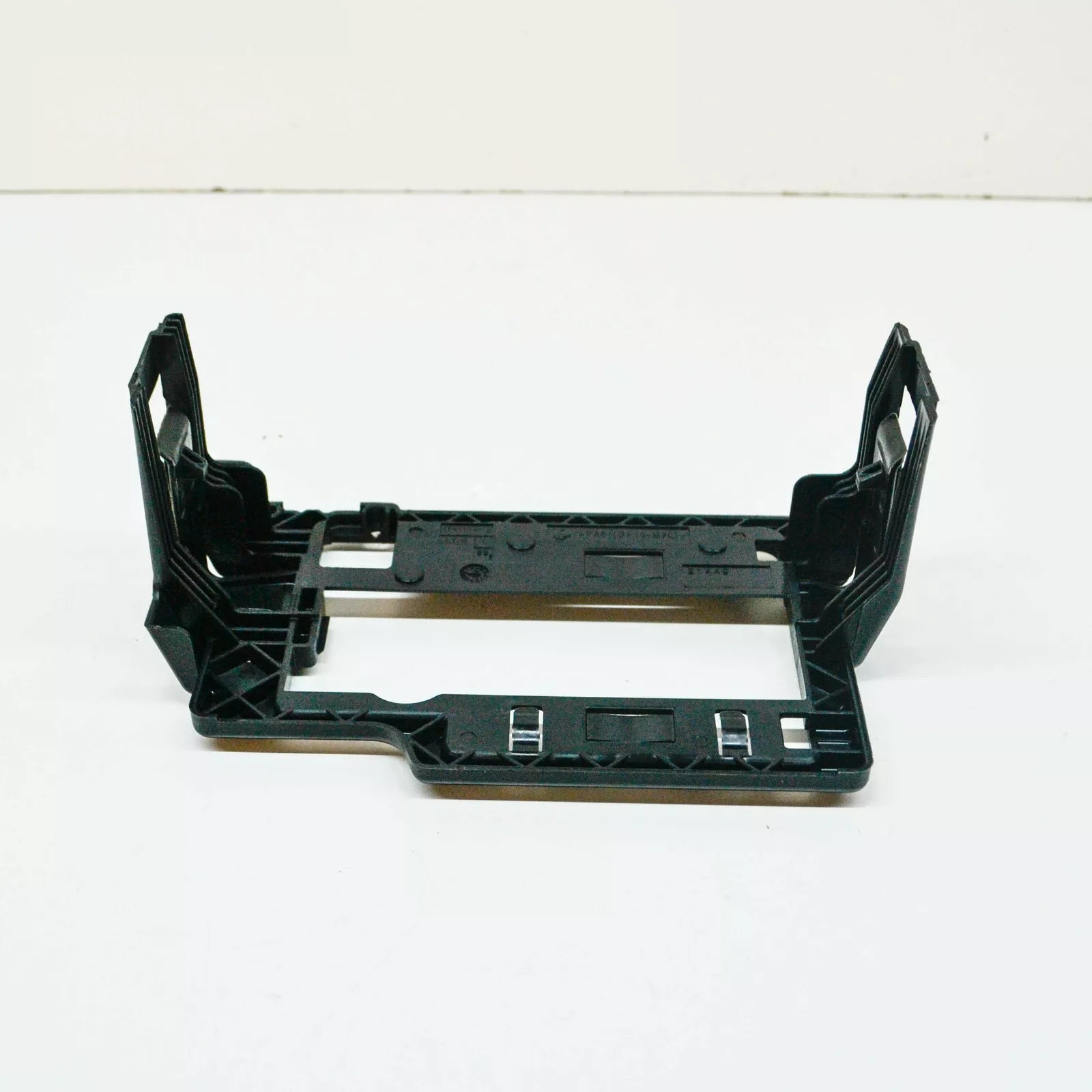 NEW VOLKSWAGEN CA1 ATLAS ENGINE BAY FUSE BOX RETAINER 2Q0915345A ORIGINAL