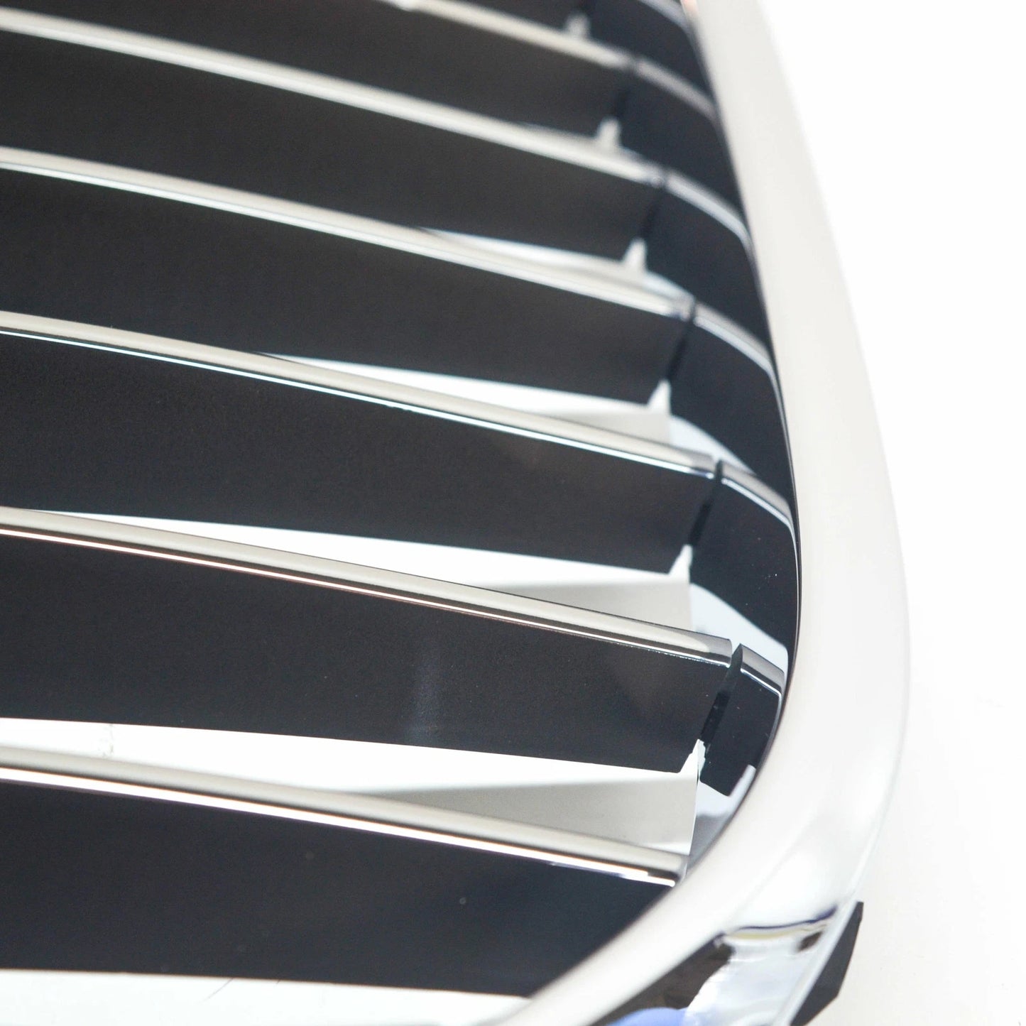 NEW BMW 5 G30 FRONT RIGHT KIDNEY GRILLE 51137473692 ORIGINAL