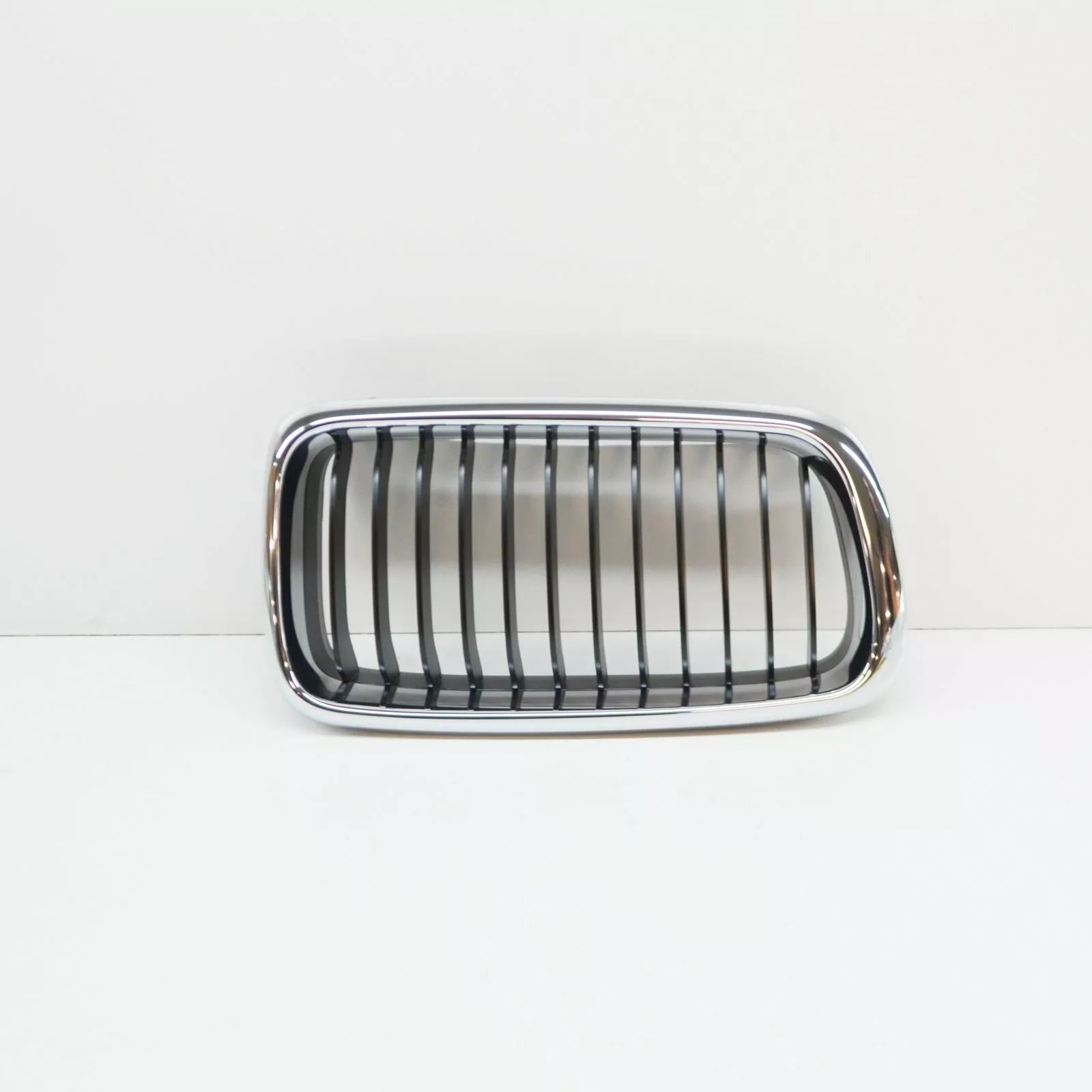 NEW BMW E38 SEDAN FRONT RADIATOR KIDNEY GRILLE RIGHT 8231594 51138231594