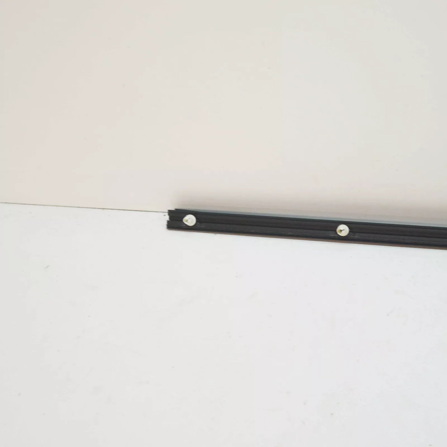 NEW MERCEDES-BENZ E W210 FRONT RIGHT DOOR BOTTOM COVER STRIP A2106907262