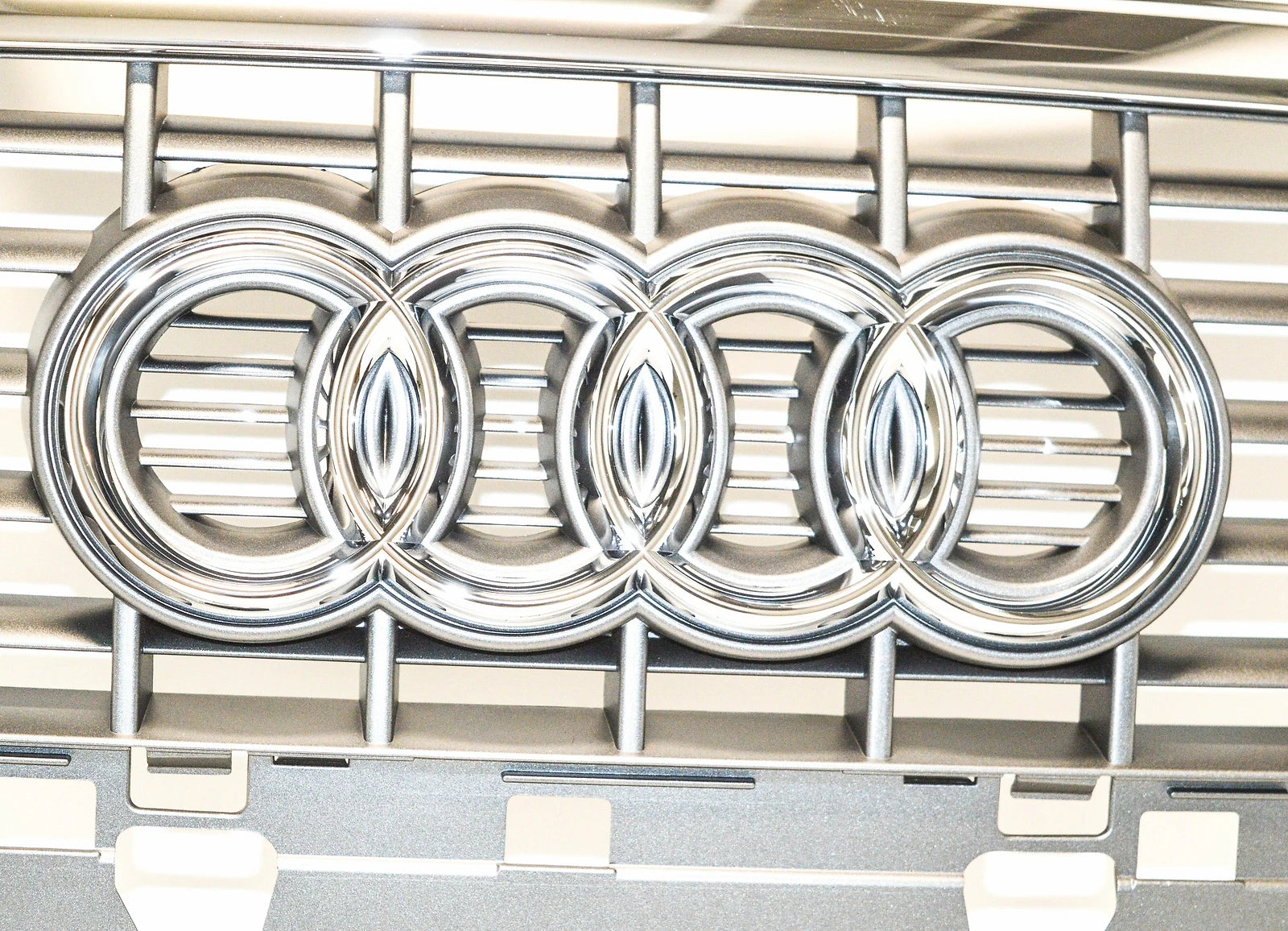 NEW AUDI A4 AVANT B7 S-LINE FRONT RADIATOR GRILL GREY 8E0853651M1QP 2008