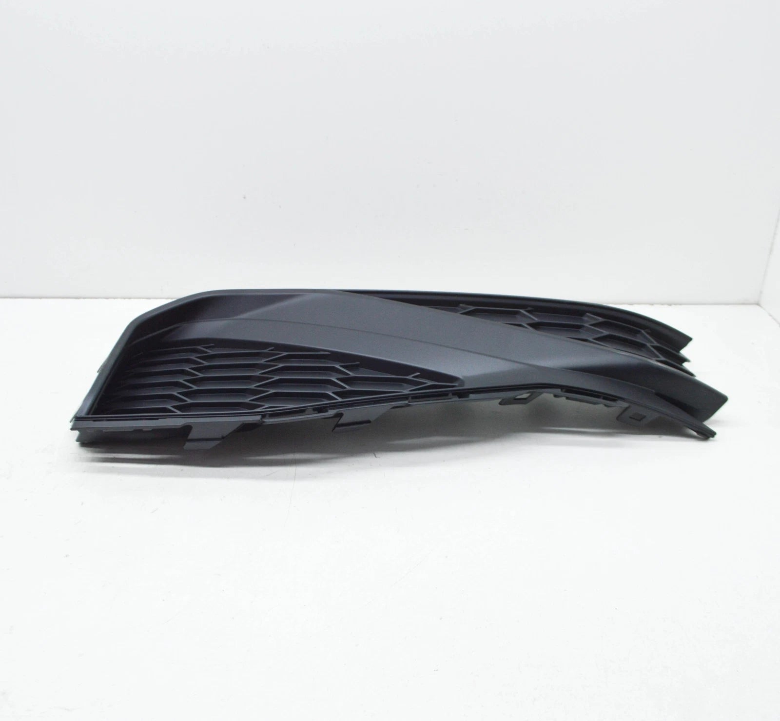 NEW VOLKSWAGEN PASSAT B8 FRONT LEFT BUMPER GRILLE 561853665AC9B9