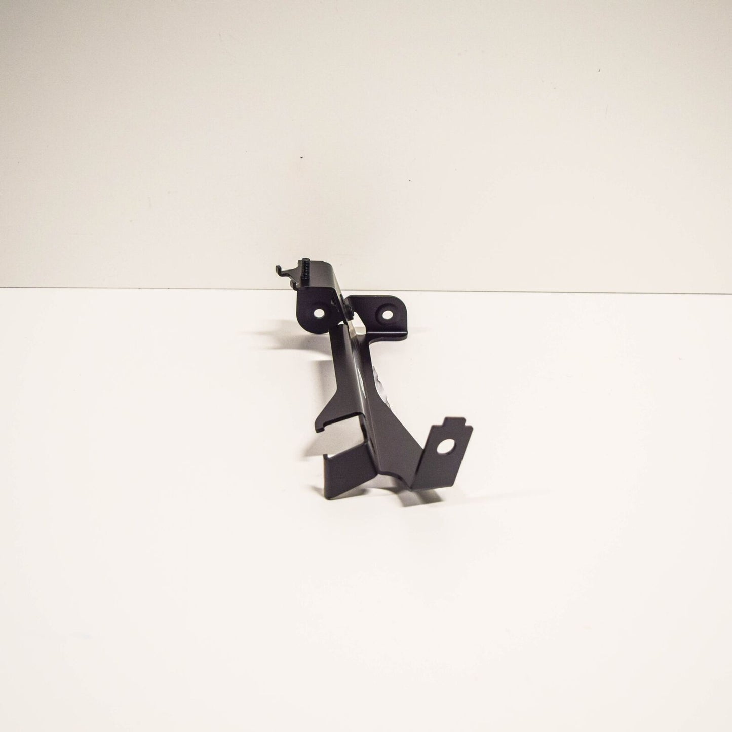 NEW MERCEDES BENZ E W212 FRONT LEFT DEFLECTOR BRACKET A2185200241 ORIGINAL