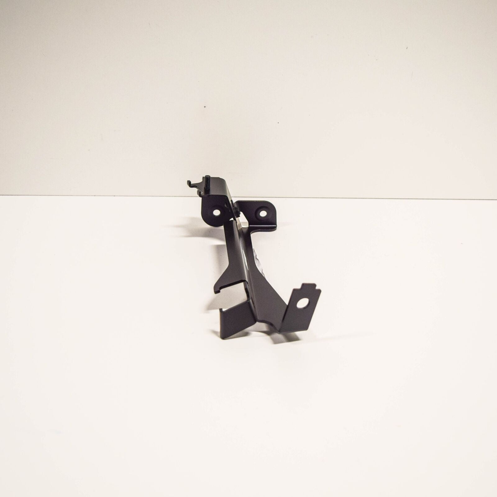 NEW MERCEDES BENZ E W212 FRONT LEFT DEFLECTOR BRACKET A2185200241 ORIGINAL