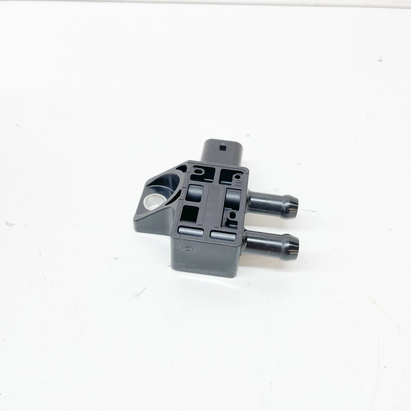 NEW BMW 7 G11 DIFFERENTIAL PRESSURE SENSOR 13628579353 ORIGINAL