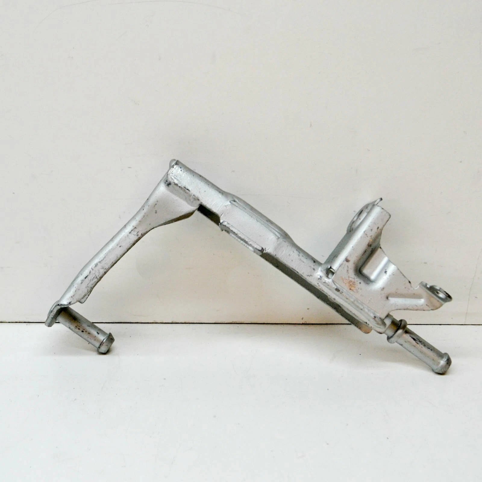 NEW MERCEDES-BENZ C W205 REAR RIGHT EXHAUST PIPE BRACKET A2054905201 ORIGINAL