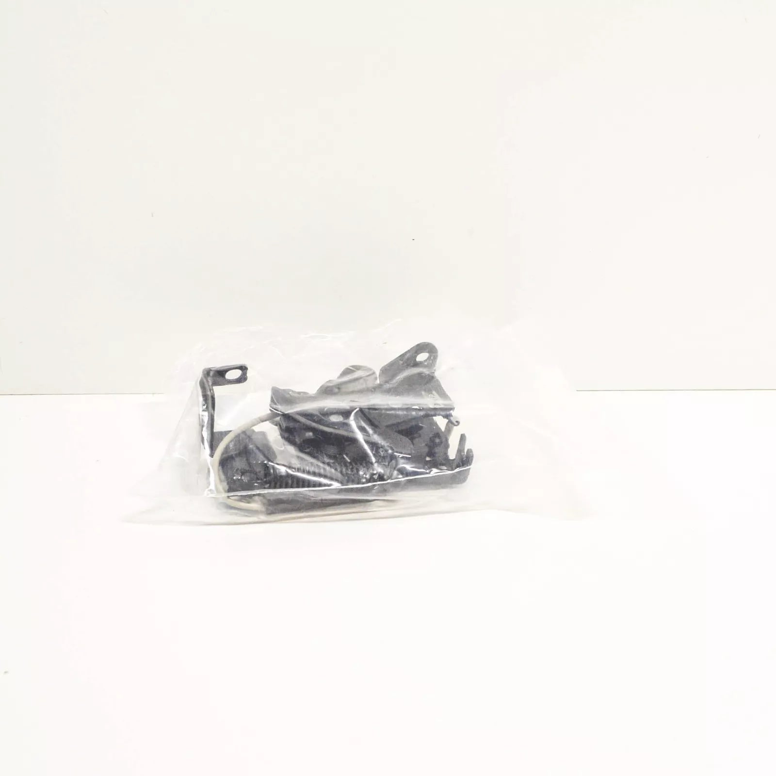 NEW BMW 2 GT F46 LEFT BONNET HOOD LID LOCK 51237431369 7431369 ORIGINAL