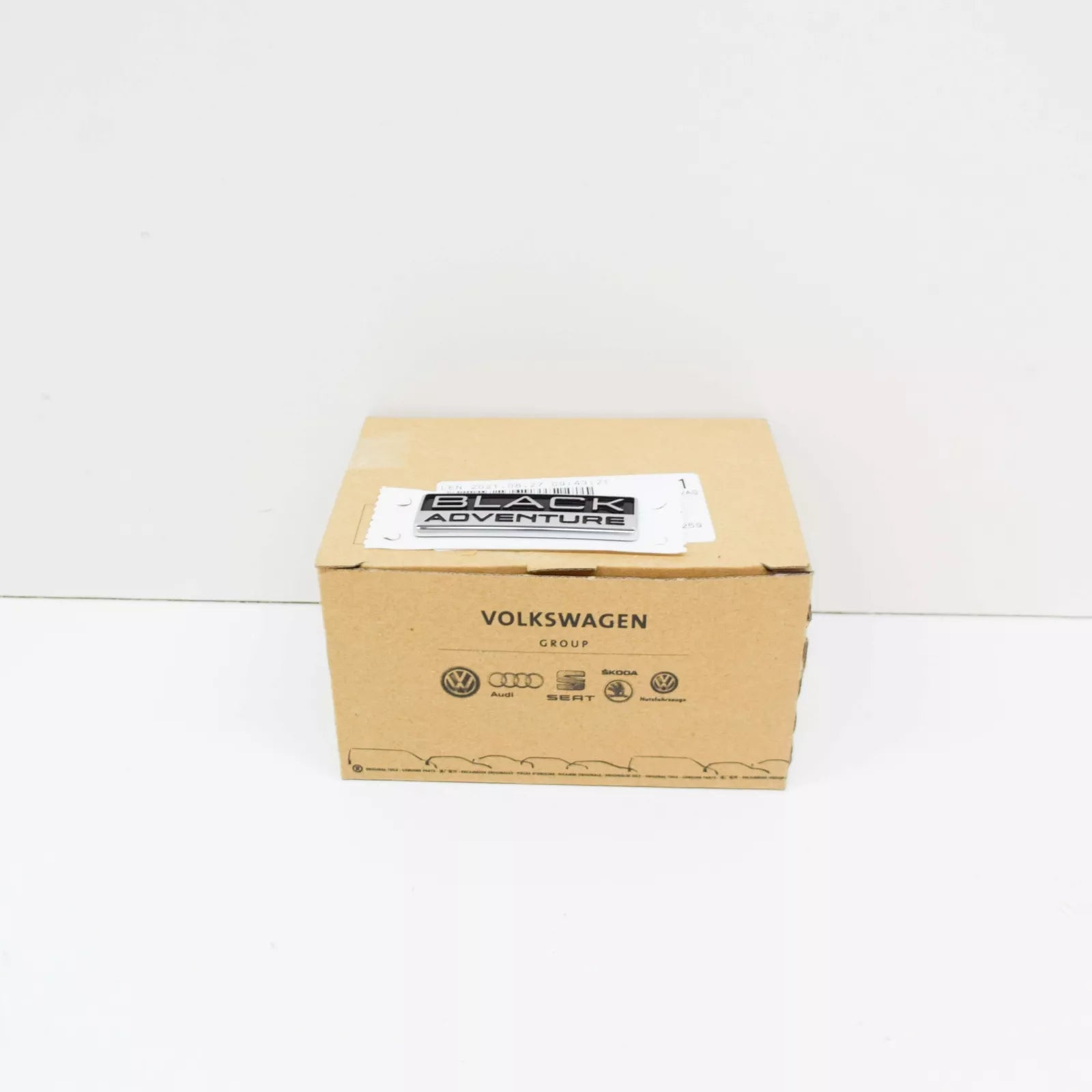 NEW VW TOUAREG 7P5 REAR TAILGATE TRUNK LID EMBLEM BADGE 7P6853688B DPJ