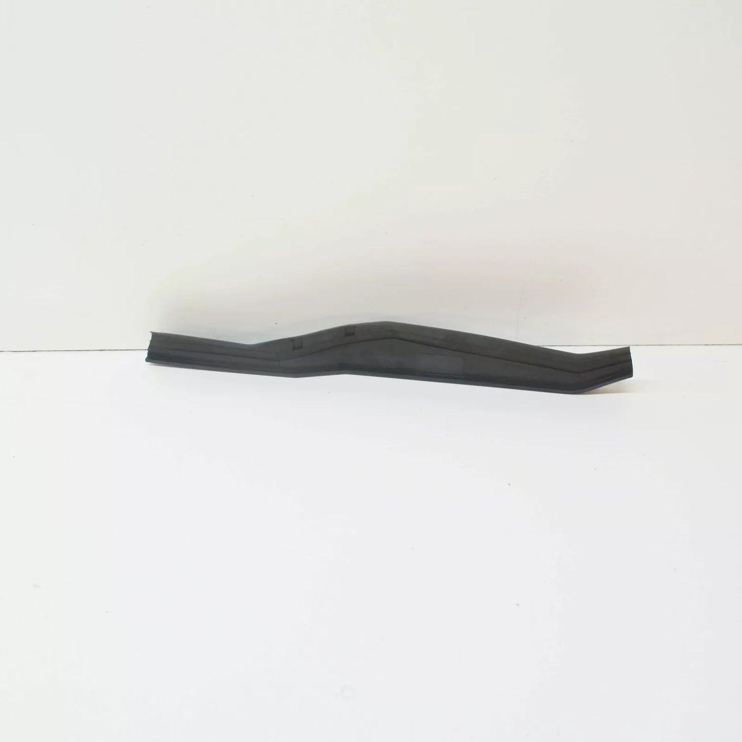 NEW MERCEDES-BENZ C W202 FRONT LEFT ENGINE HOOD BRACKET SEAL A2028870198