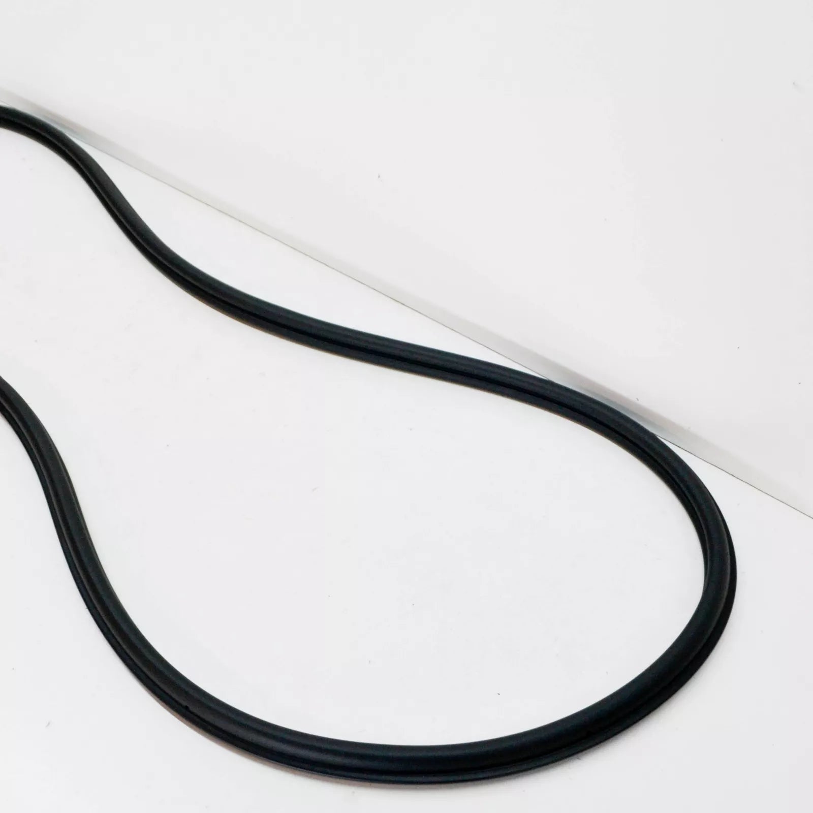 NEW AUDI A3 8P REAR LID RUBBER SEAL 8P4827705E