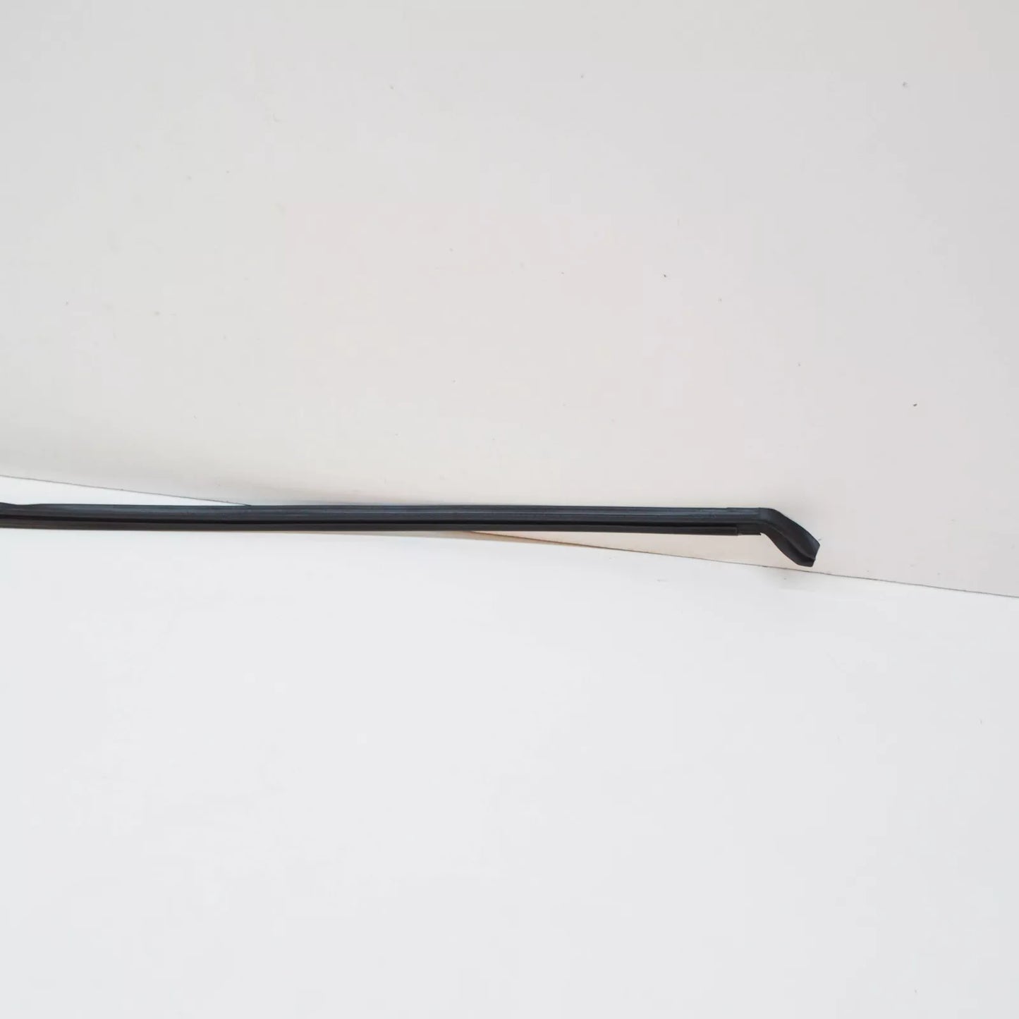 NEW BMW 3 E90 WINDSHIELD SEALING STRIP CROSS MEMBER 51717163654 7163654 ORIGINAL