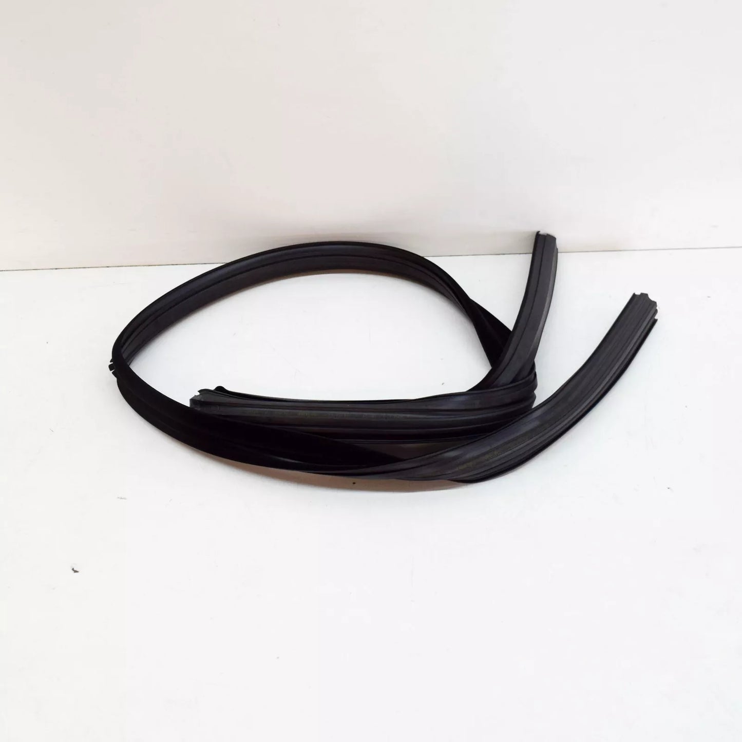 NEW MERCEDES-BENZ E W211 FRONT LEFT WINDOW RUN CHANNEL A2117250125