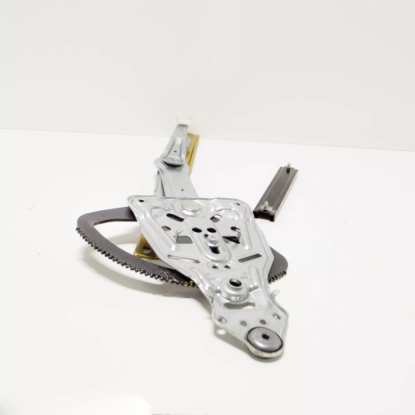 NEW MB E W124 FRONT LEFT DOOR WINDOW GLASS REGULATOR A1247202946 ORIGINAL