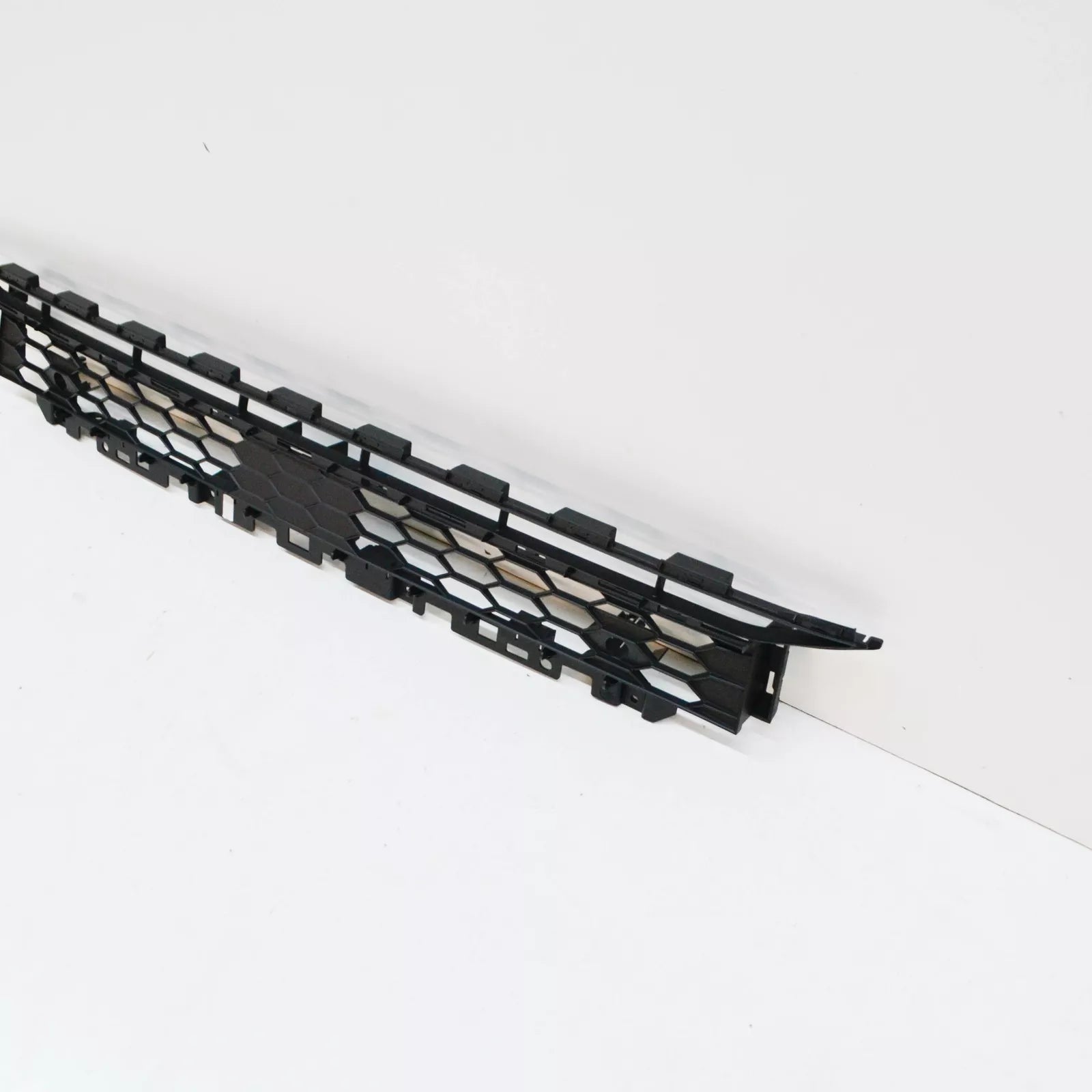 NEW AUDI Q2 GA FRONT BUMPER CENTER LOWER GRILLE 81A807647H3FZ