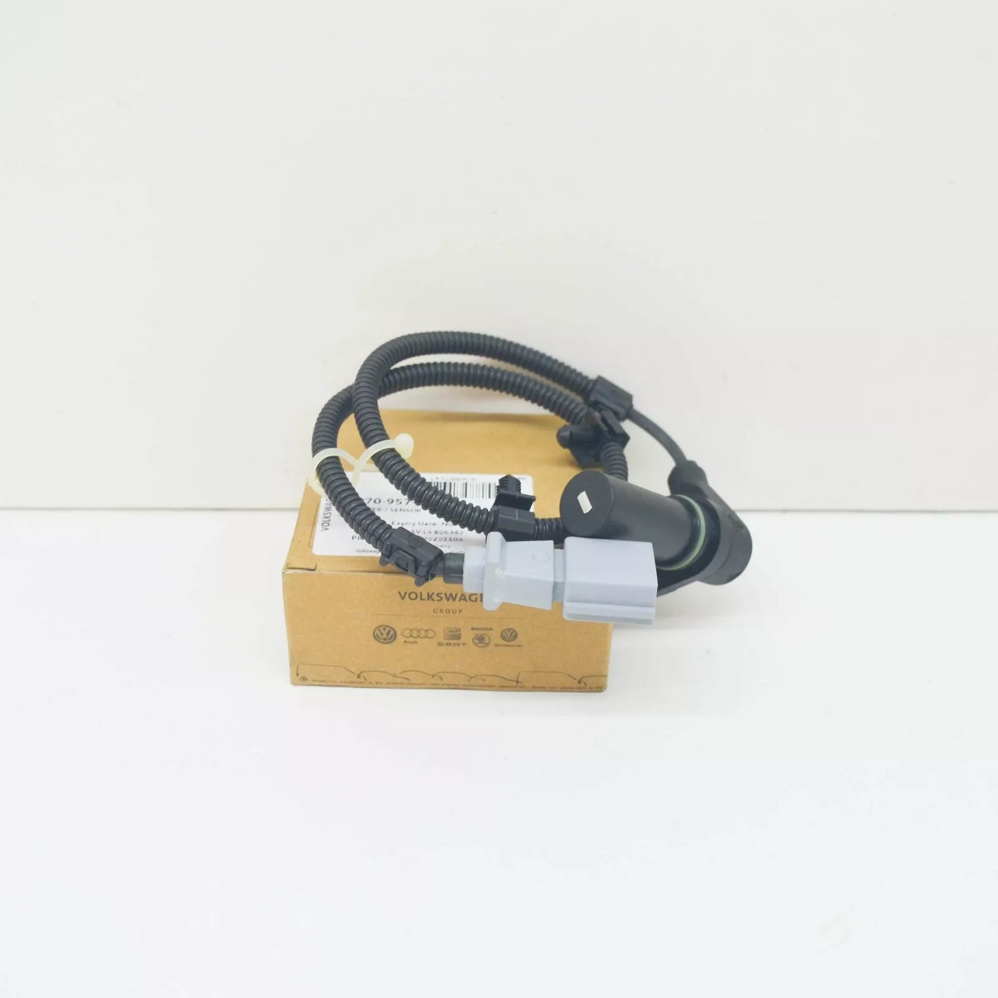 NEW VW TOUAREG 7L ENGINE SPEED SENSOR 070957147